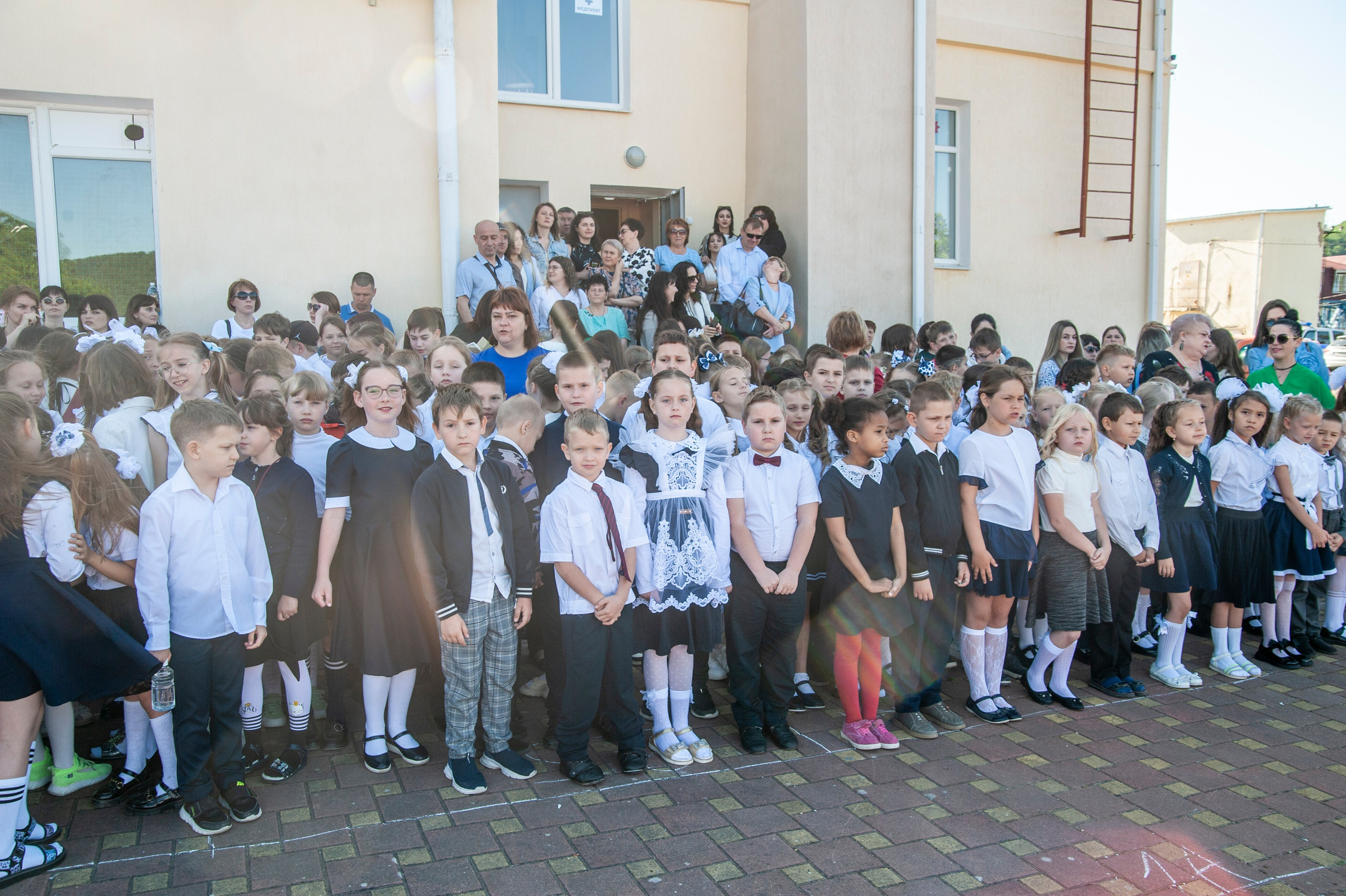 Последний Звонок МАОУ СОШ № 17 им. Эдуарда Есаяна — Архипо-Осиповка. Свадебный и семейный фотограф Денис Лукьянов в Краснодаре, Краснодарском крае и Республике Крым