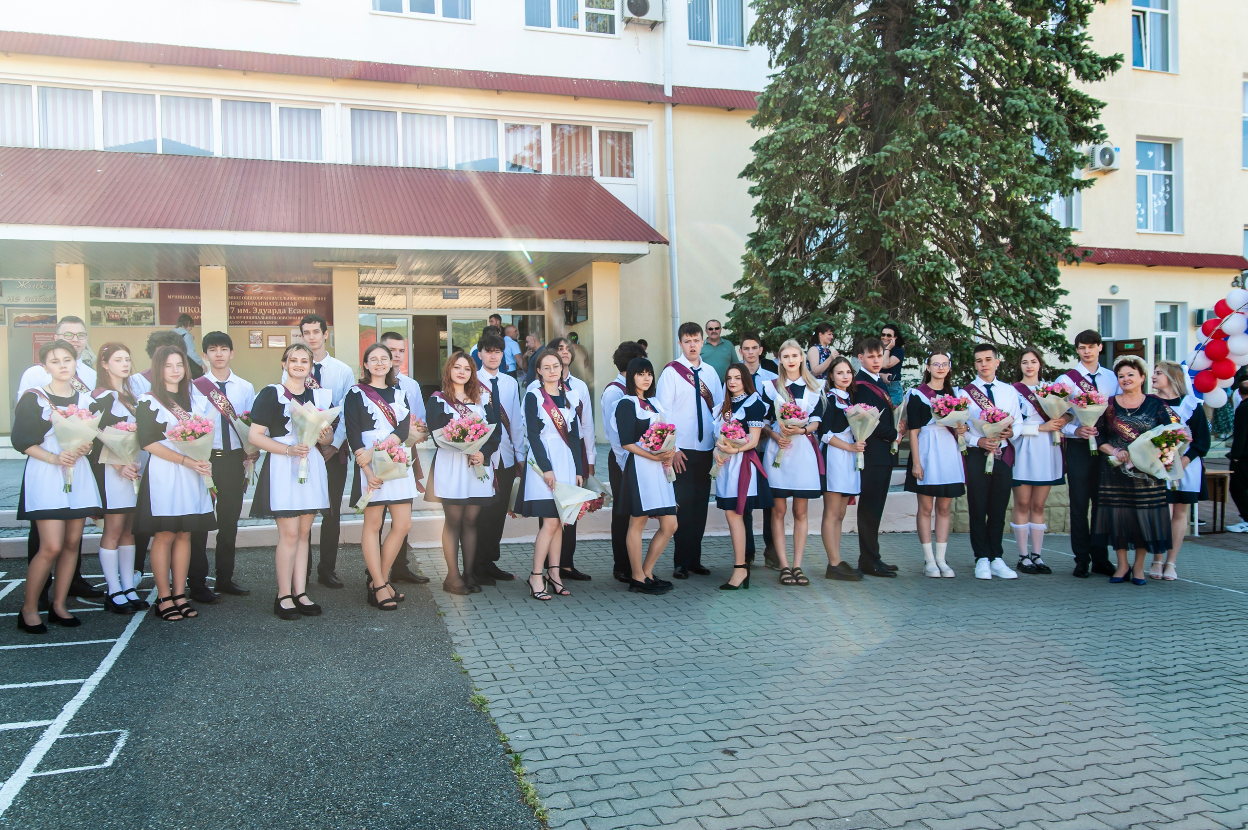 Последний Звонок МАОУ СОШ № 17 им. Эдуарда Есаяна — Архипо-Осиповка. Свадебный и семейный фотограф Денис Лукьянов в Краснодаре, Краснодарском крае и Республике Крым