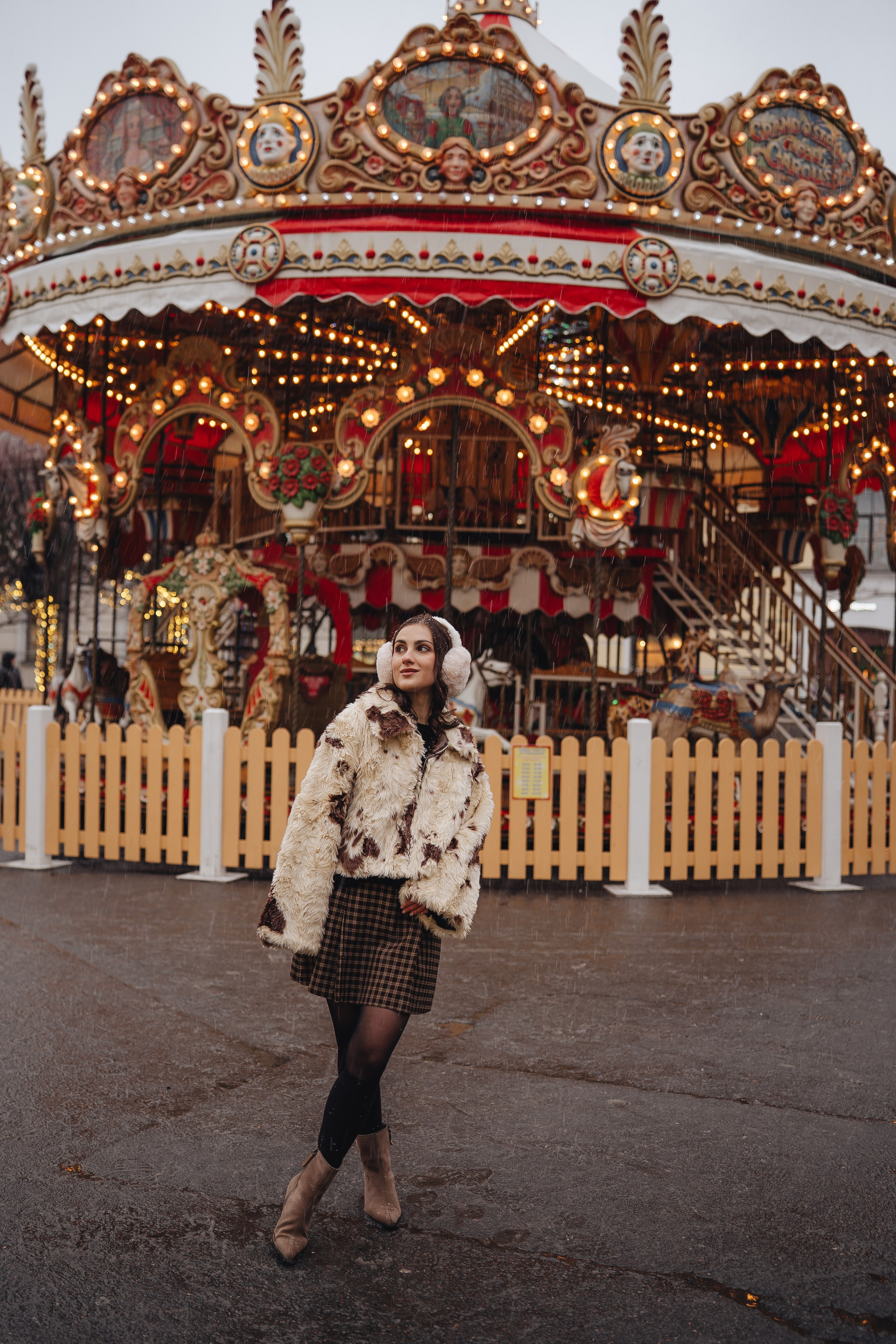 ПРОГУЛКА НА МАНЕЖНОЙ ПЛОЩАДИ ДЛЯ ДЕВУШКИ ПЕРЕД НОВЫМ ГОДОМ (НОВОГОДНЯЯ ФОТОСЕССИИЯ НА МАНЕЖНОЙ ПЛОЩАДИ). Профессиональный фотограф, Санкт-Петербург — Виктория Богомолова