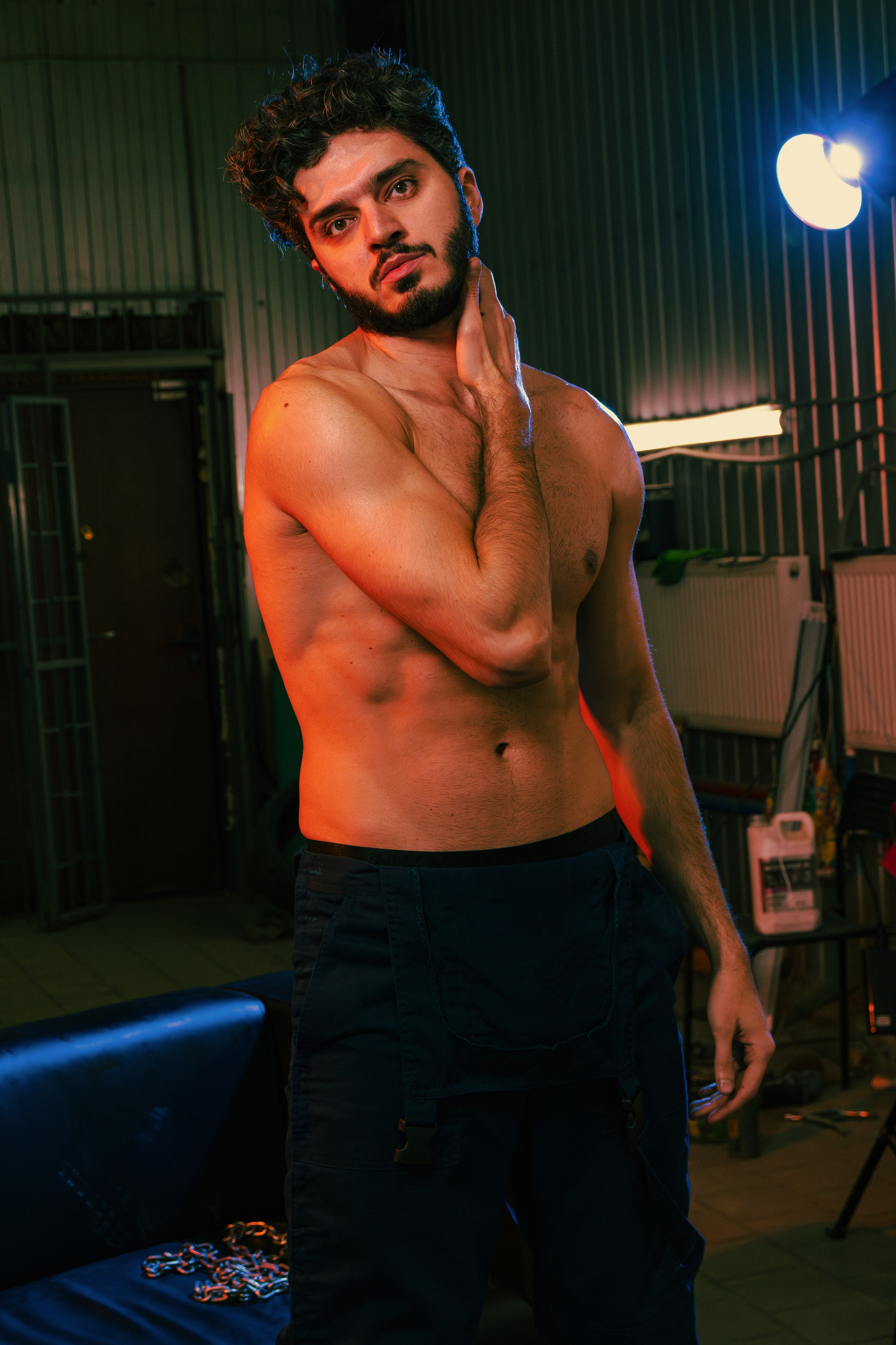 Креативная съёмка мужчин в костюмах маляров в Ростове-на-Дону. Профессиональная работа с группой Sextasy для уникальных фотографий.