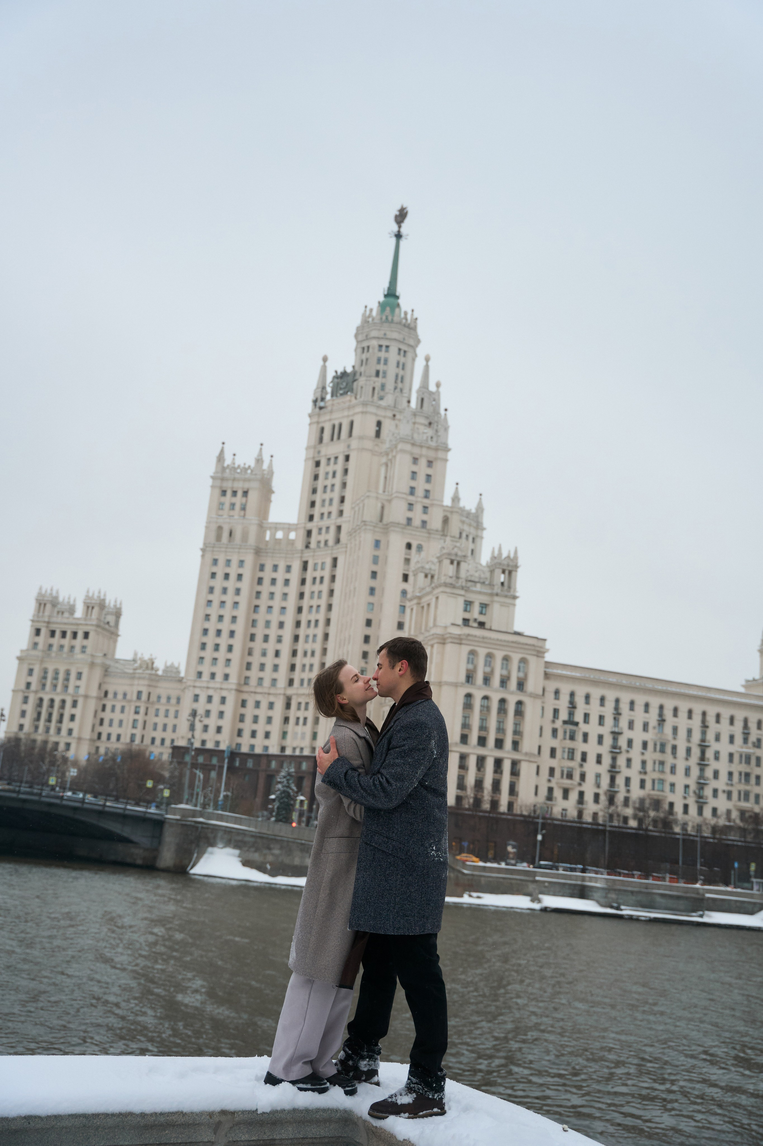 Любовь начинается с поцелуя. Minflo Photographer