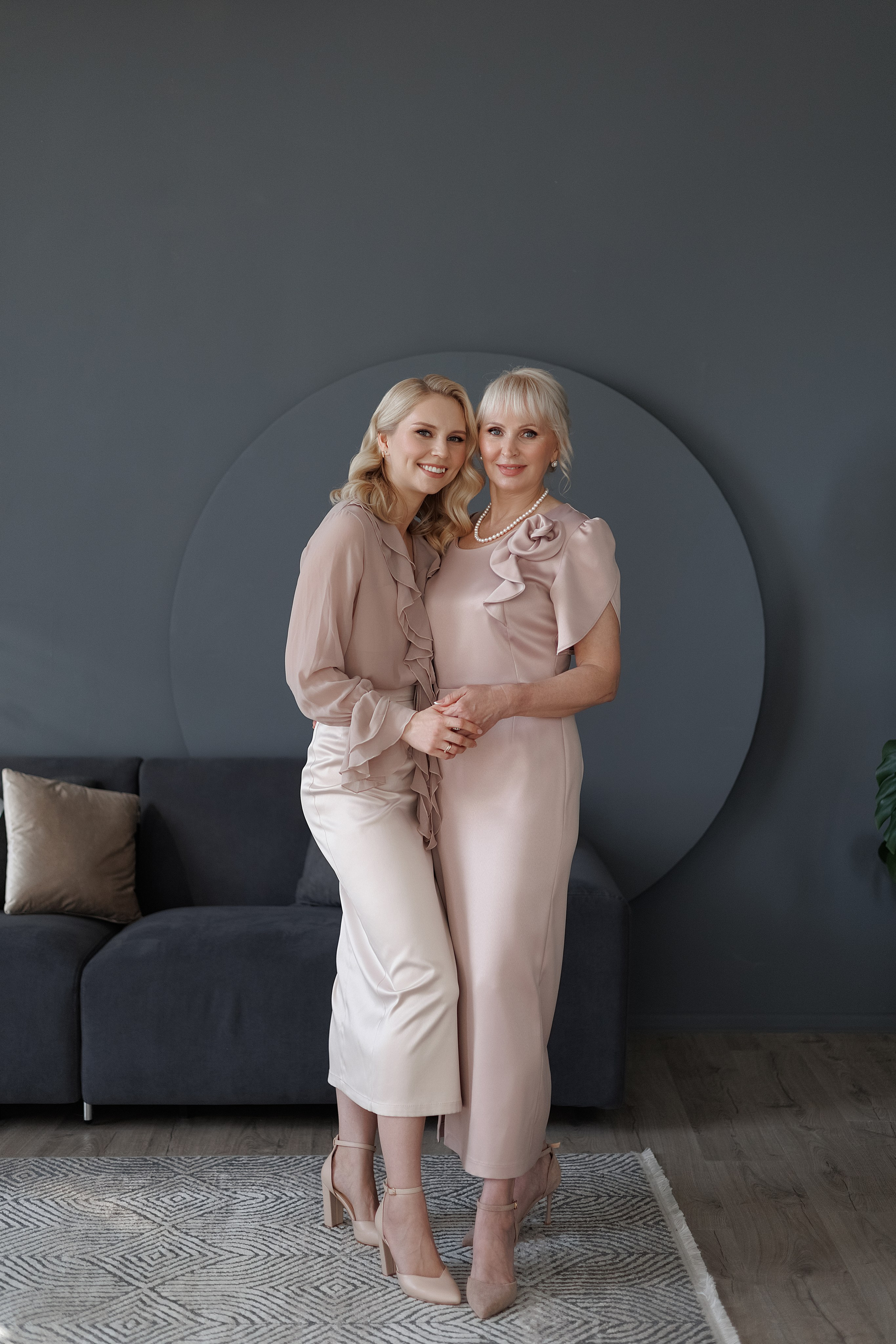 Диана с мамой в студии. Свадебный фотограф в Пскове и Санкт-Петербурге | Анна Голикова