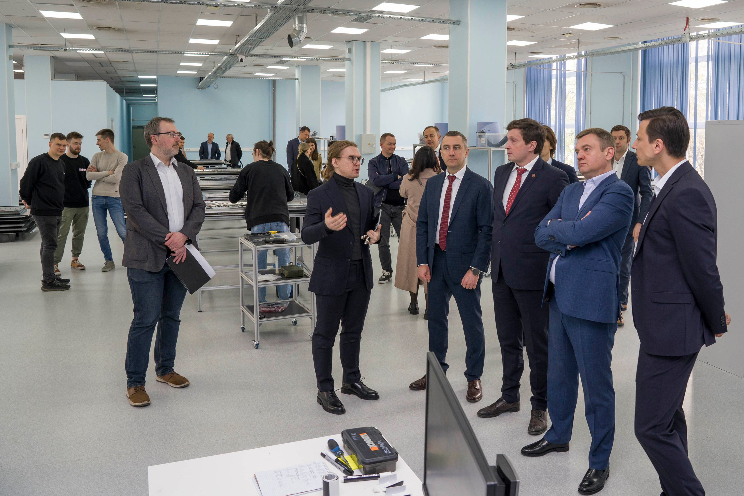 делегация вице-губернатора Санкт-Петербурга на производство отечественных медиа экранов 