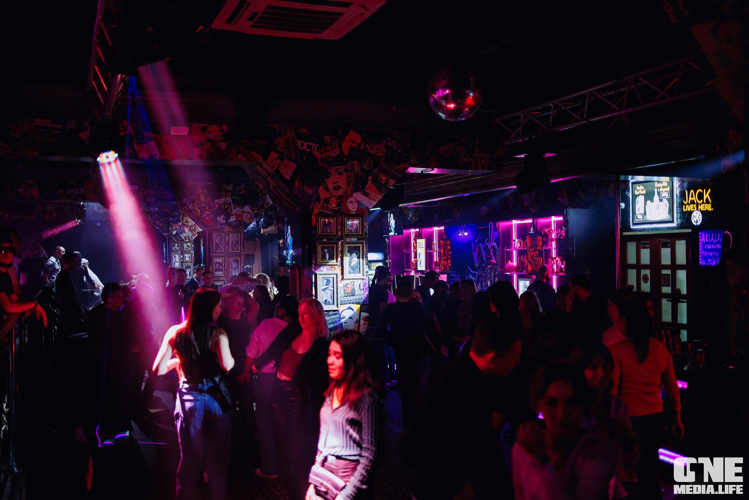 Фоторепортаж из бара XxxX. One Media Life: фоторепортажи, фотоотчеты с мероприятий и заведений