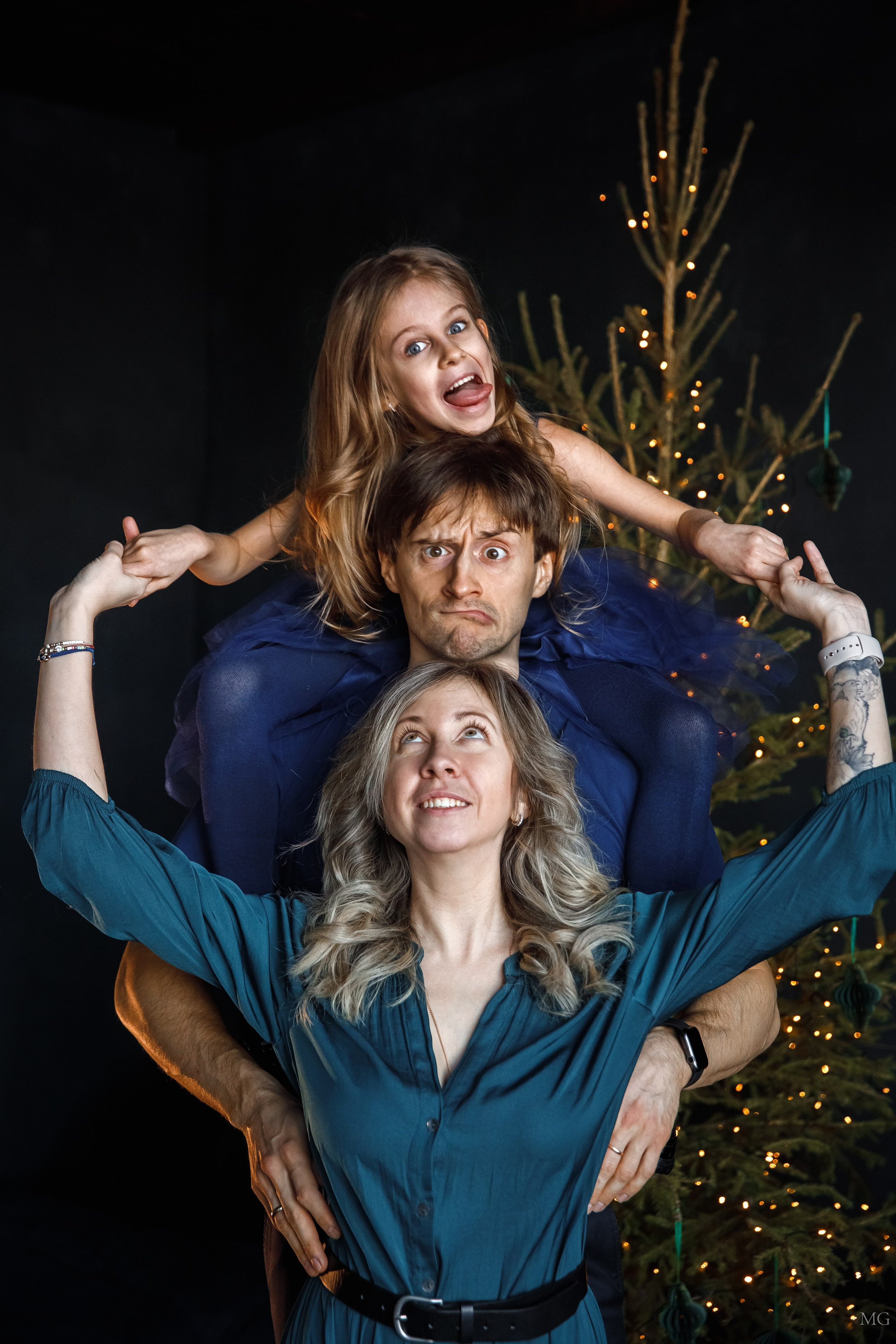 Анютка и родители). Маша Гонтарь Семейный домашний репортажный фотограф в Санкт-Петербурге