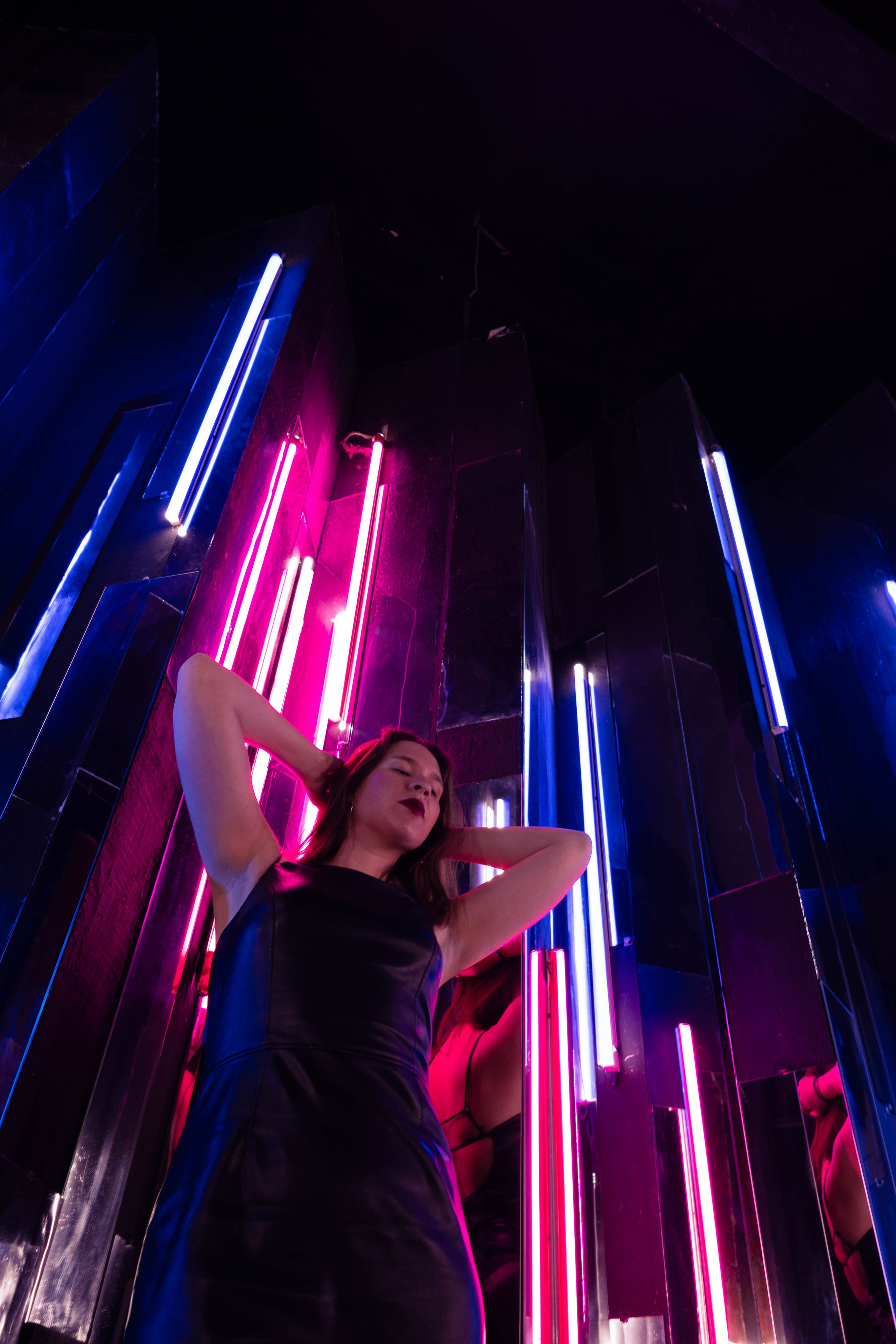 В лучах неона