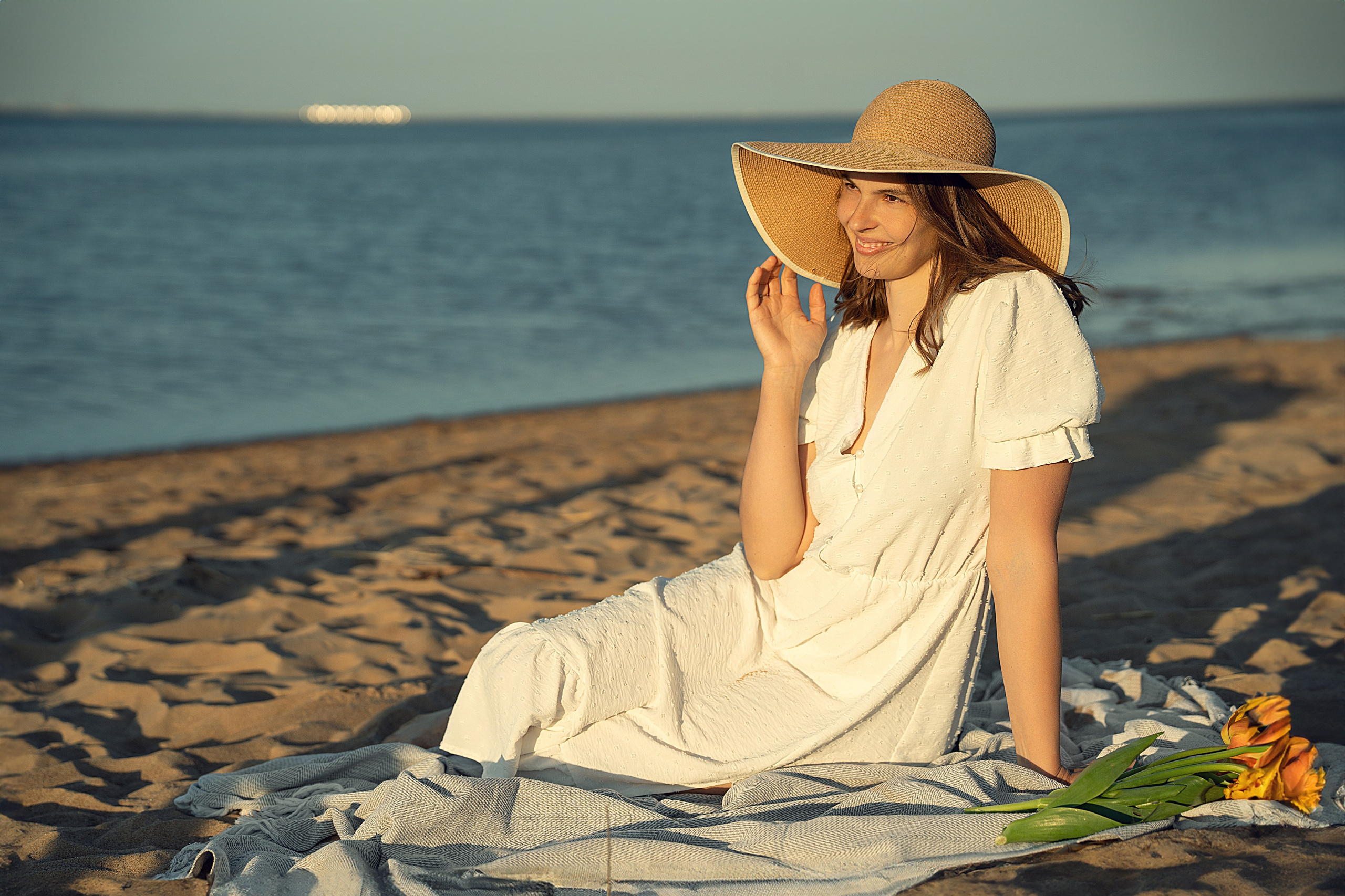 молодые родители, многодетная семья, съемка на пляже, семейная фотосессия, съёмка на финском заливе, фотосессия на финском заливе, женский портрет на пляже