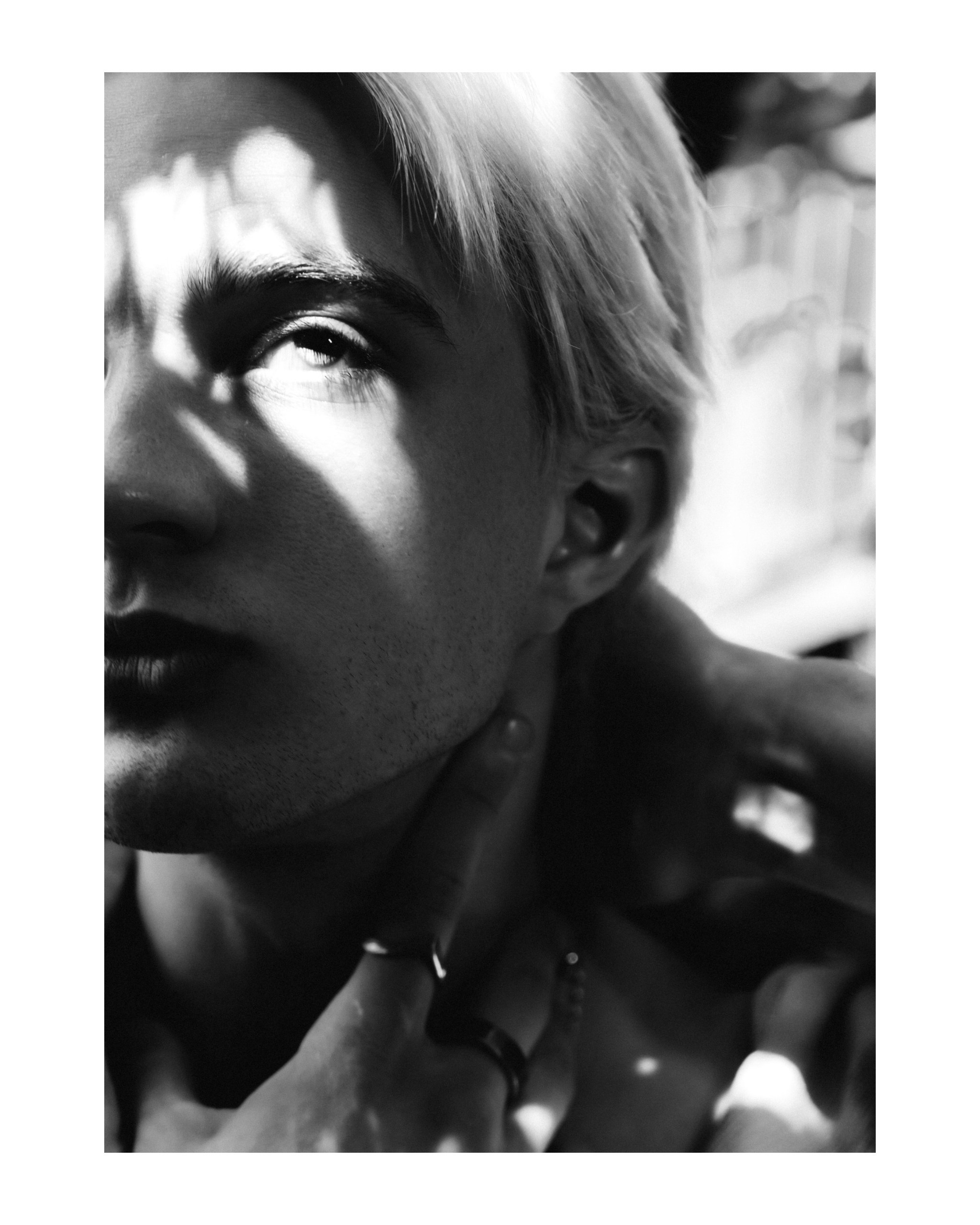 черно-белое фото с бликом, чб фотография с солнечным бликом на глазах