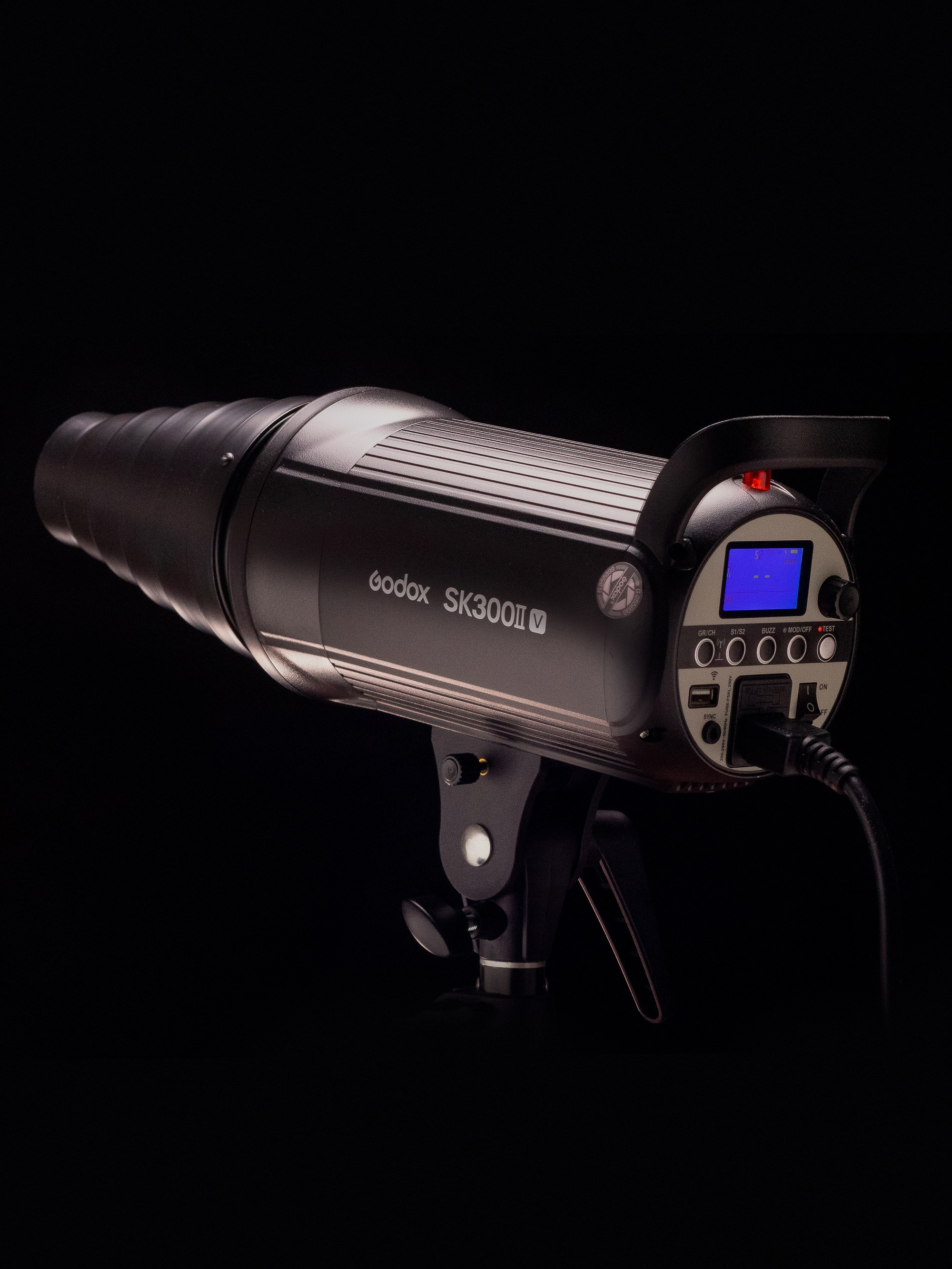 Моноблок Godox sk300 на черном фоне