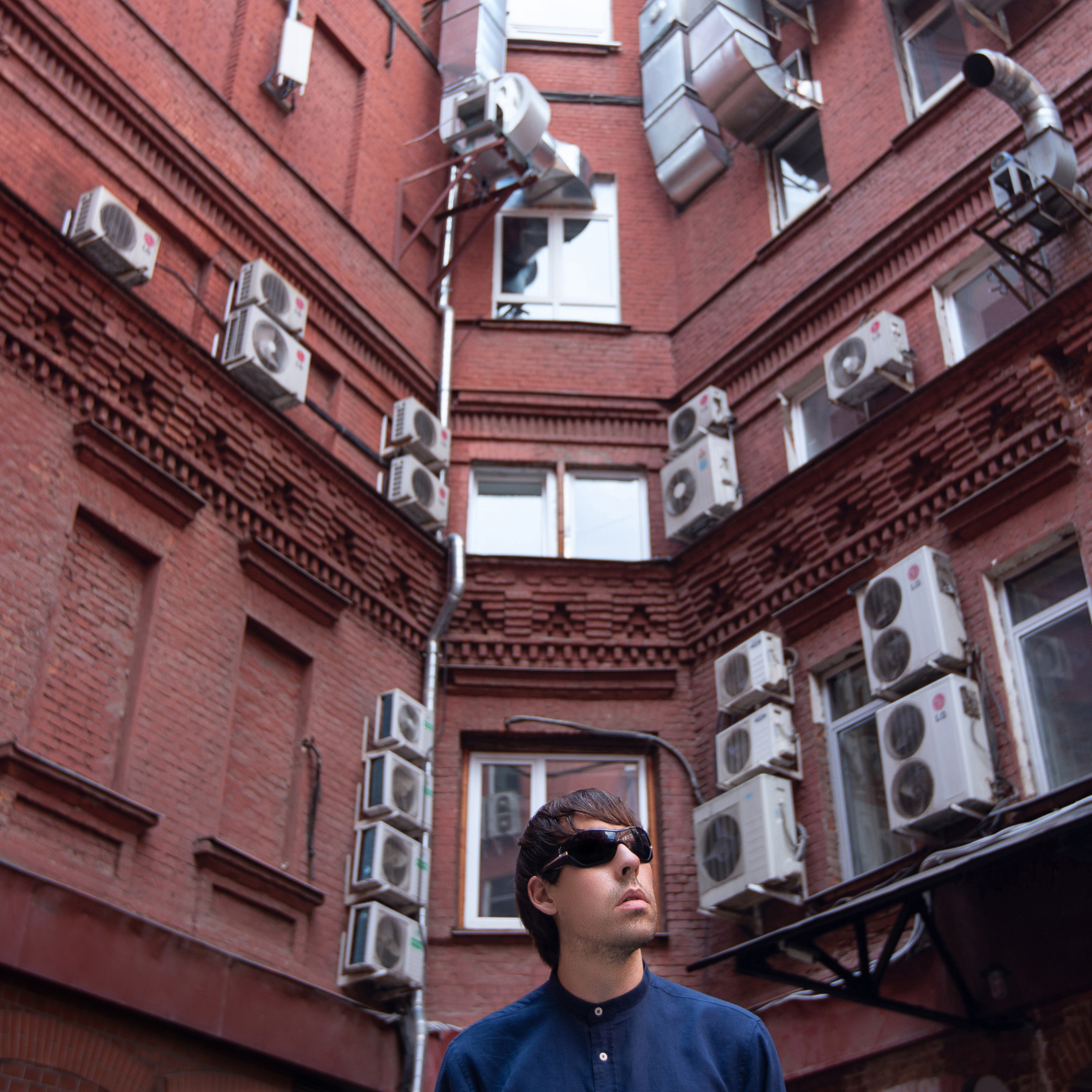 Фото прогулка на красном октябре в городе Москва для музыканта на обложку его альбома.