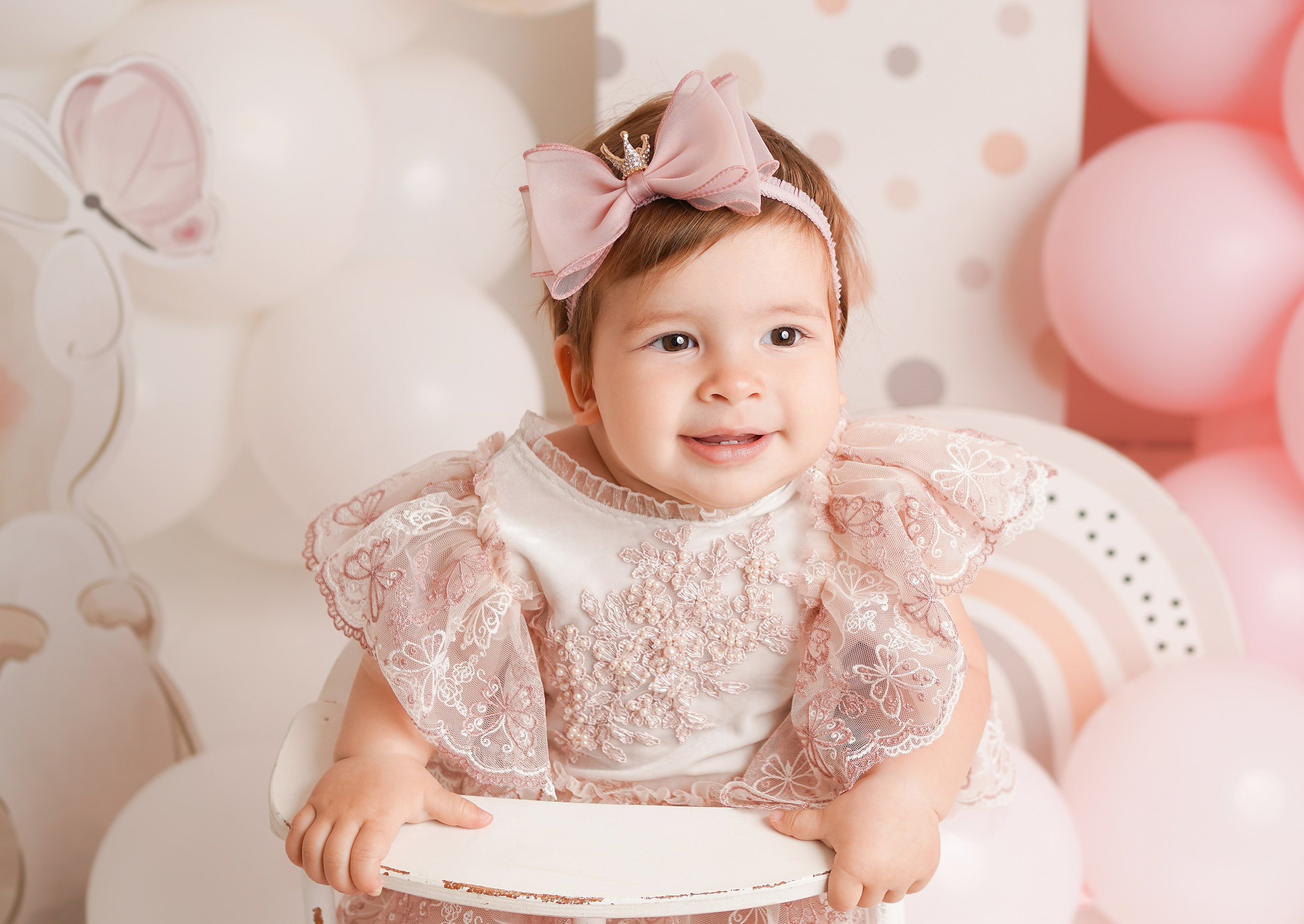 Портрет девочки в детской фотостудии. Малышка в нарядном розовом платье.