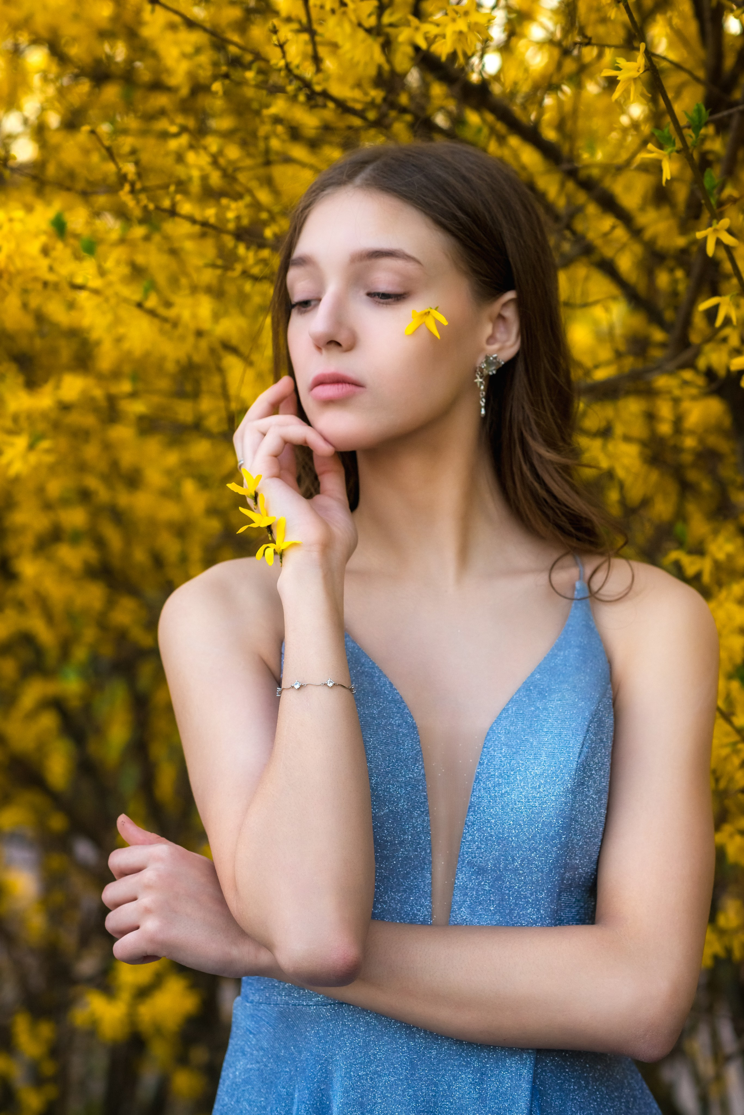 Портрет в Форзиции. Женский фотограф Крещение Венчание Москва Брянск