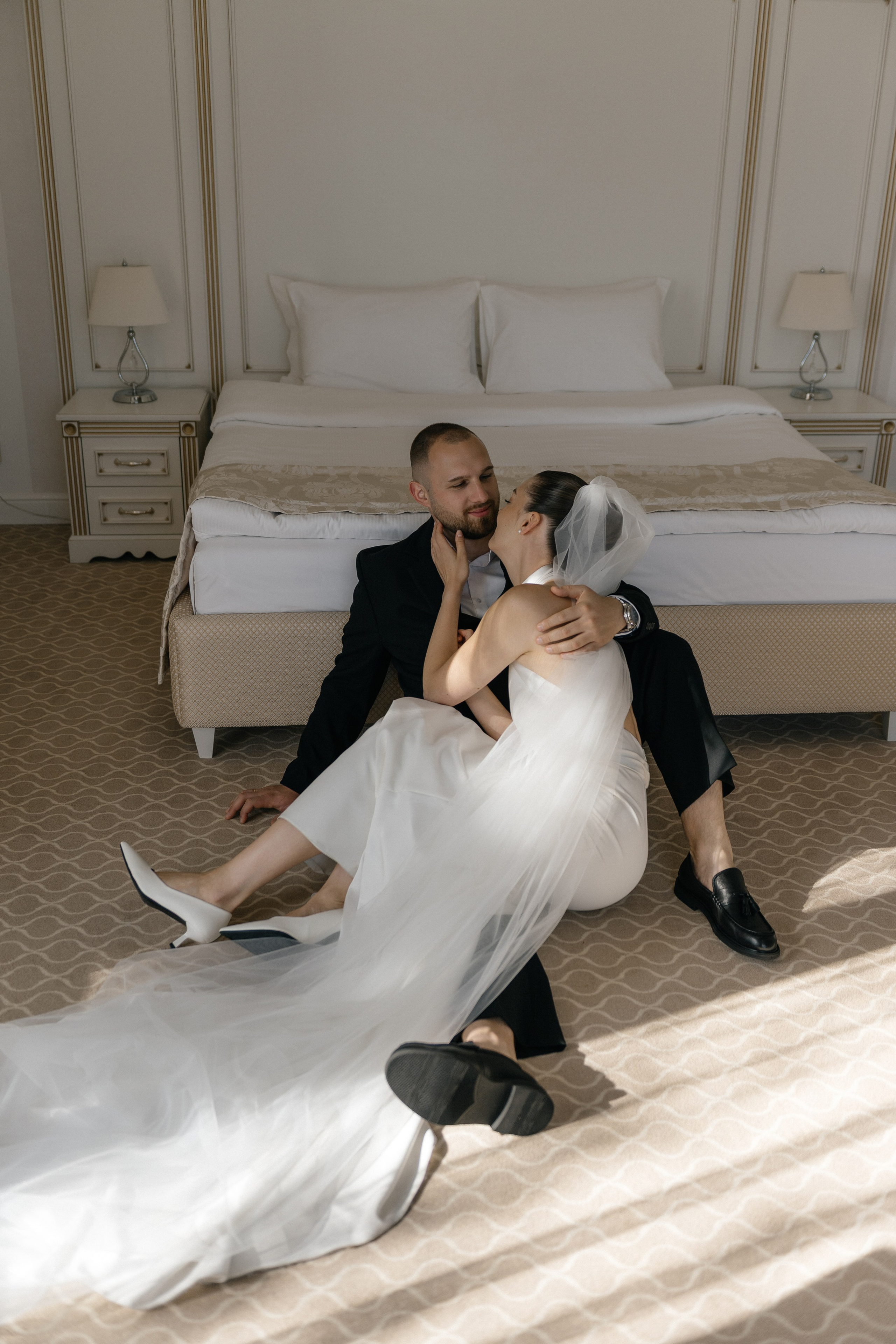 Wedding day in VERSAL PARK. Wedding PHOTOGRAPHER Andrew Vnukov
