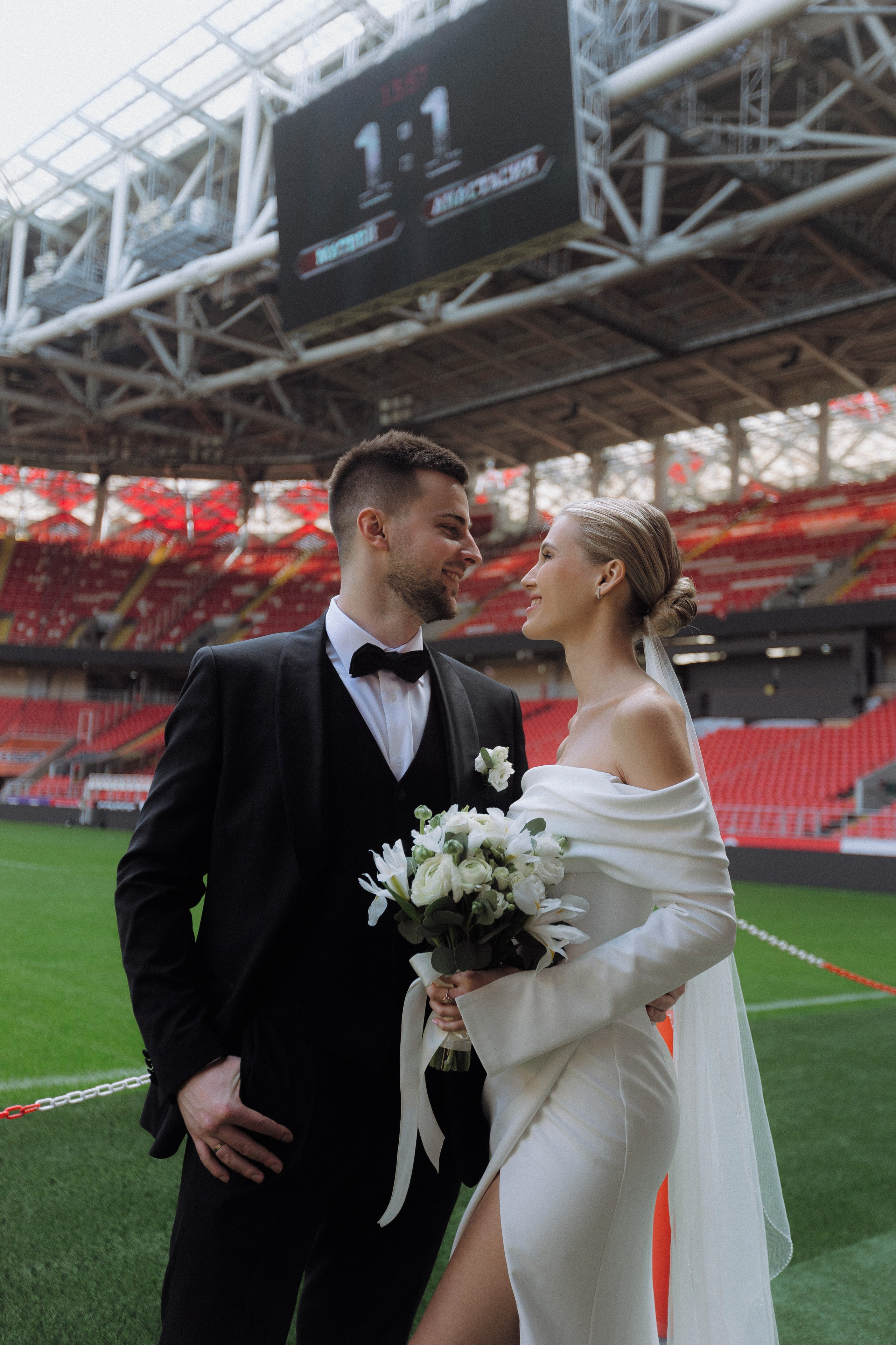 Свадебная фотосессия на стадионе Спартак. Свадебный фотограф в Москве. свадебная фотосессия Москва. Фотограф в Москве Валерия Рожкова