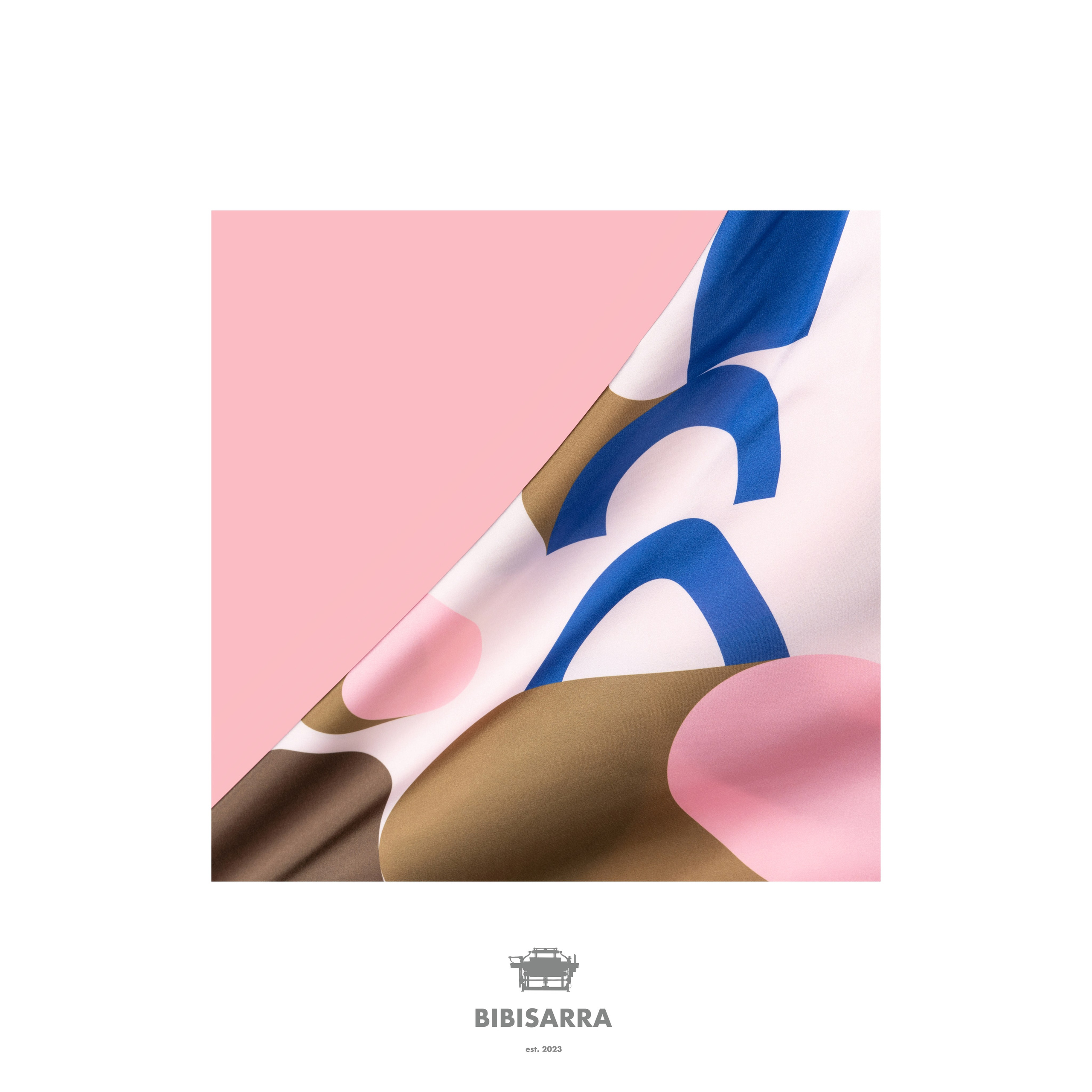 Платок BIBISARRA с цветочным орнаментом, fashion-фотосъёмка Алматы, фотограф Ринат Каримов. Съёмка для брендов и рекламы.