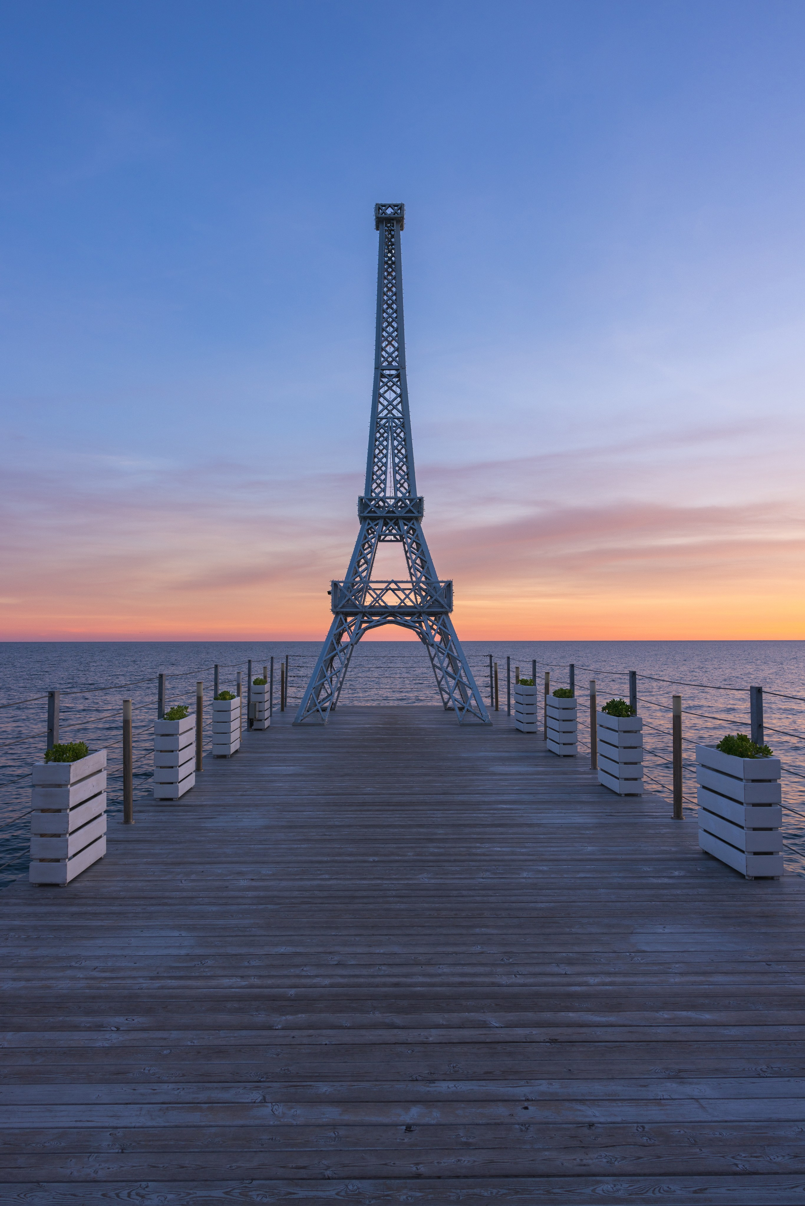 "Эйфелева башня" на массандровском пляже Ялты