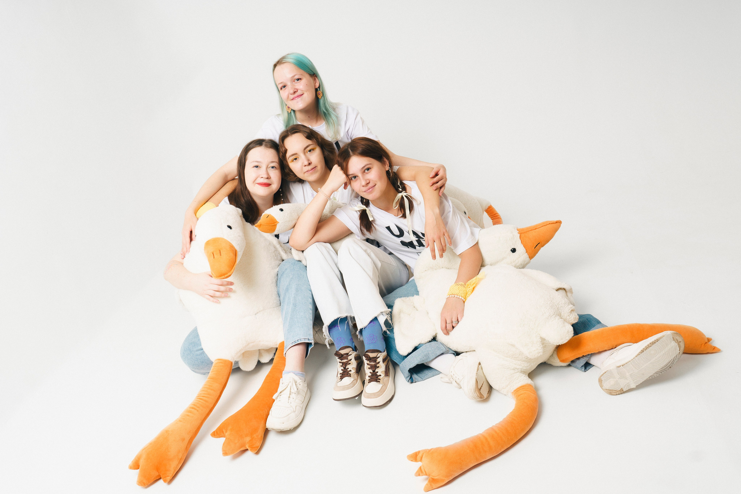 Групповая фотосессия команды в студии на белом фоне