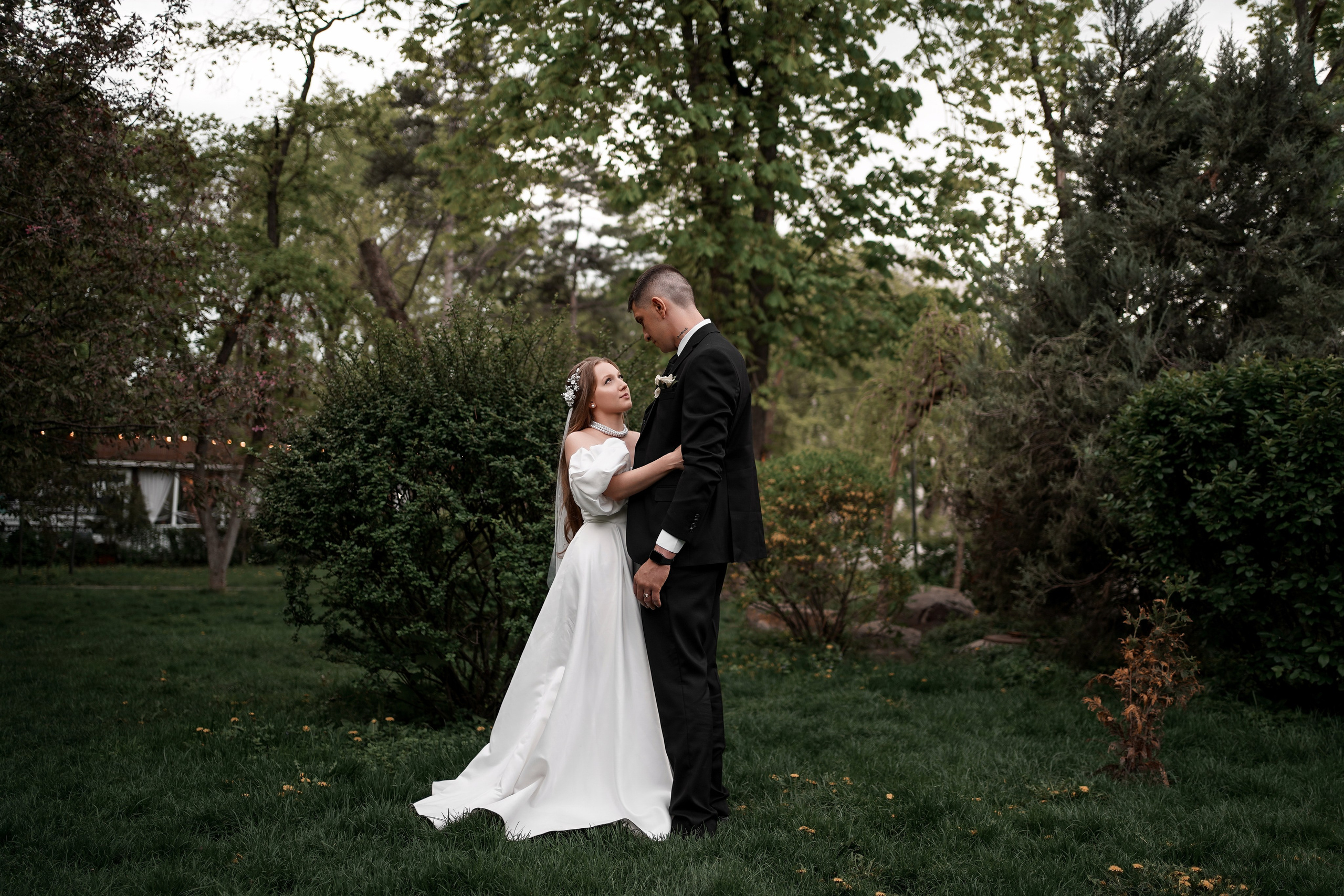 Свадебная прогулка Жанны и Рамиса в парке имени Октябрьской революции. Свадебный фотограф в Ростове-на-Дону. Таинство Крещения и Венчания, семейные фотосессии. Алёна Чёботова