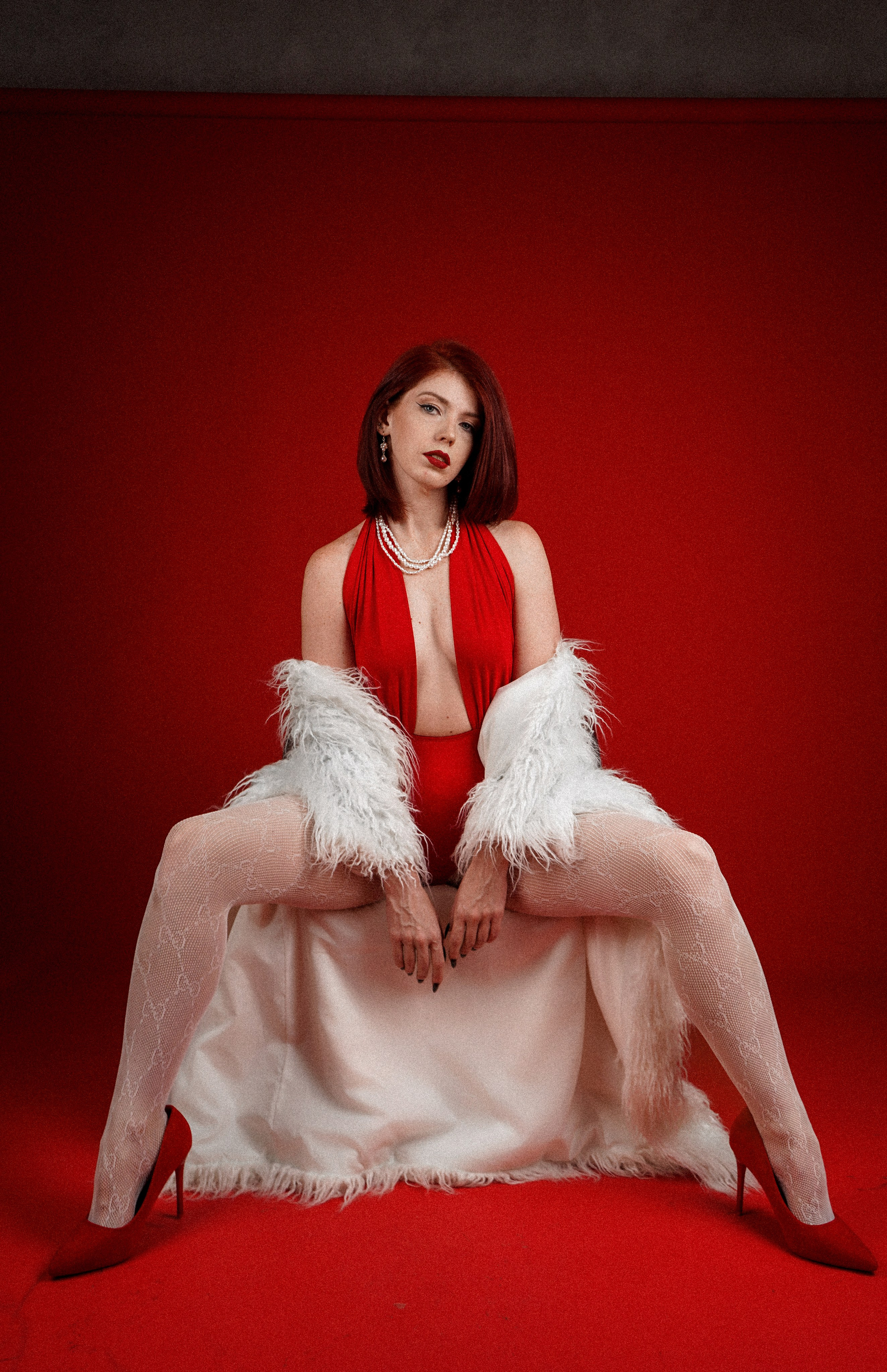 Фотосессия на красном фото в студии Котта. Фотограф Ростов-на-Дону. Свадебный фотограф в Ростове-на-Дону. Таинство Крещения и Венчания, семейные фотосессии. Алёна Чёботова