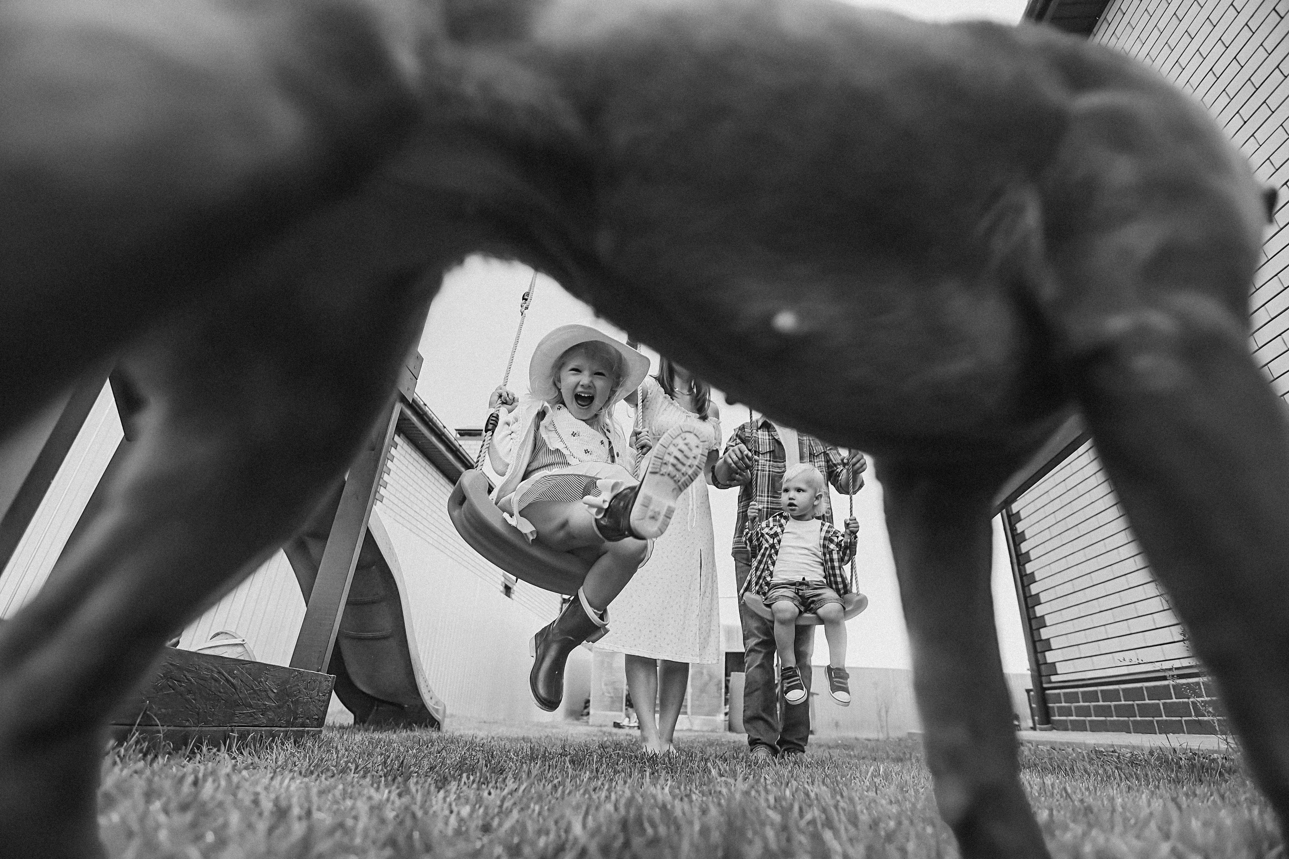 У дома. Семейный фотограф Тюмень, фотограф на роды Салмина Мария