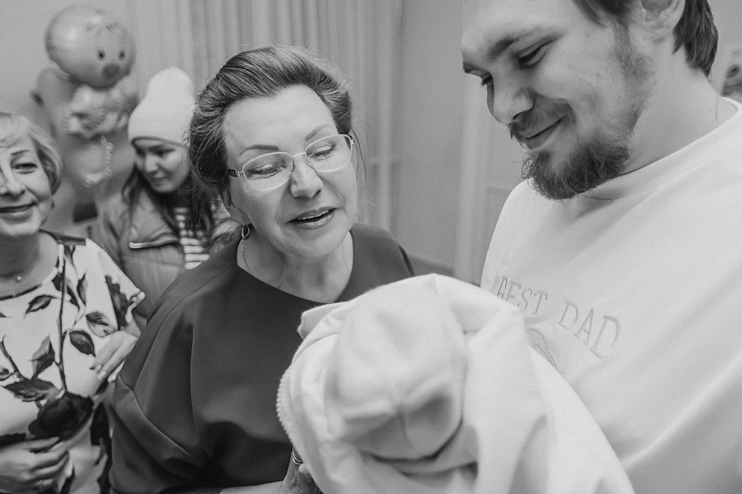 Выписка палата+внизу ПЦЭ. Семейный фотограф Тюмень, фотограф на роды Салмина Мария