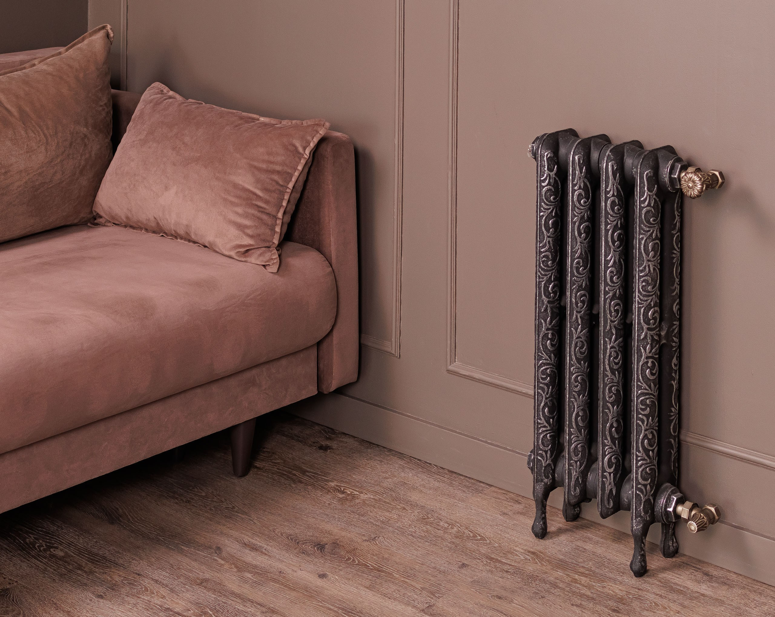 Предметные фотографии дизайнерских радиаторов отопления в стиле ретро