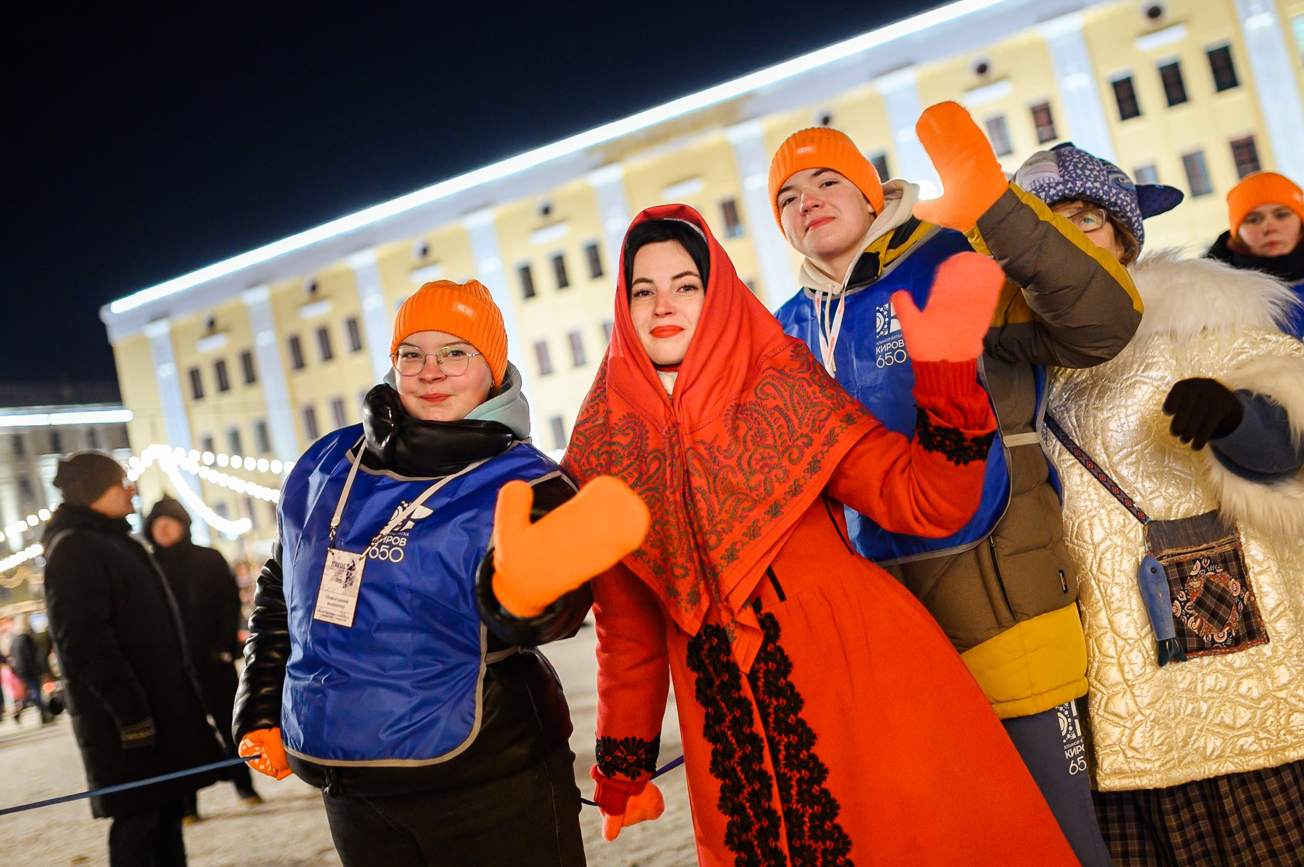 Новогодние волонтеры | Открытие Новогодней столицы Кирова 2025. Репортажный фотограф в Кирове Александр Лутошкин