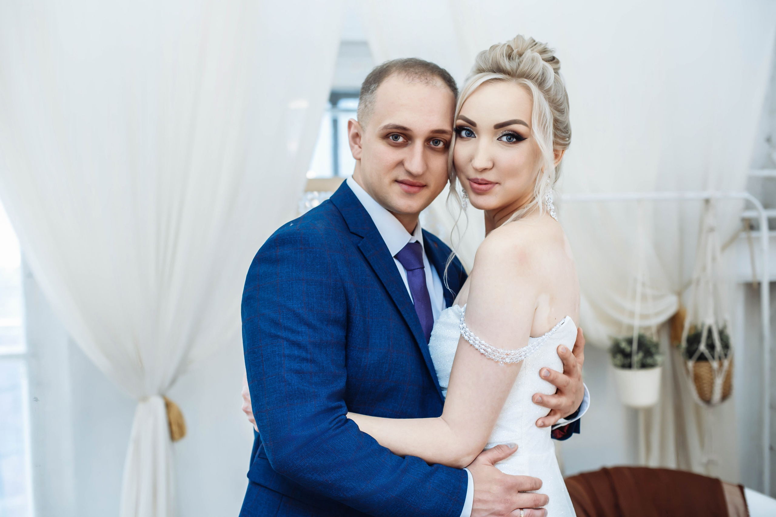 Свадебная фотосессия в студии когда на улице дождь или снег, фотограф Павел Коротков