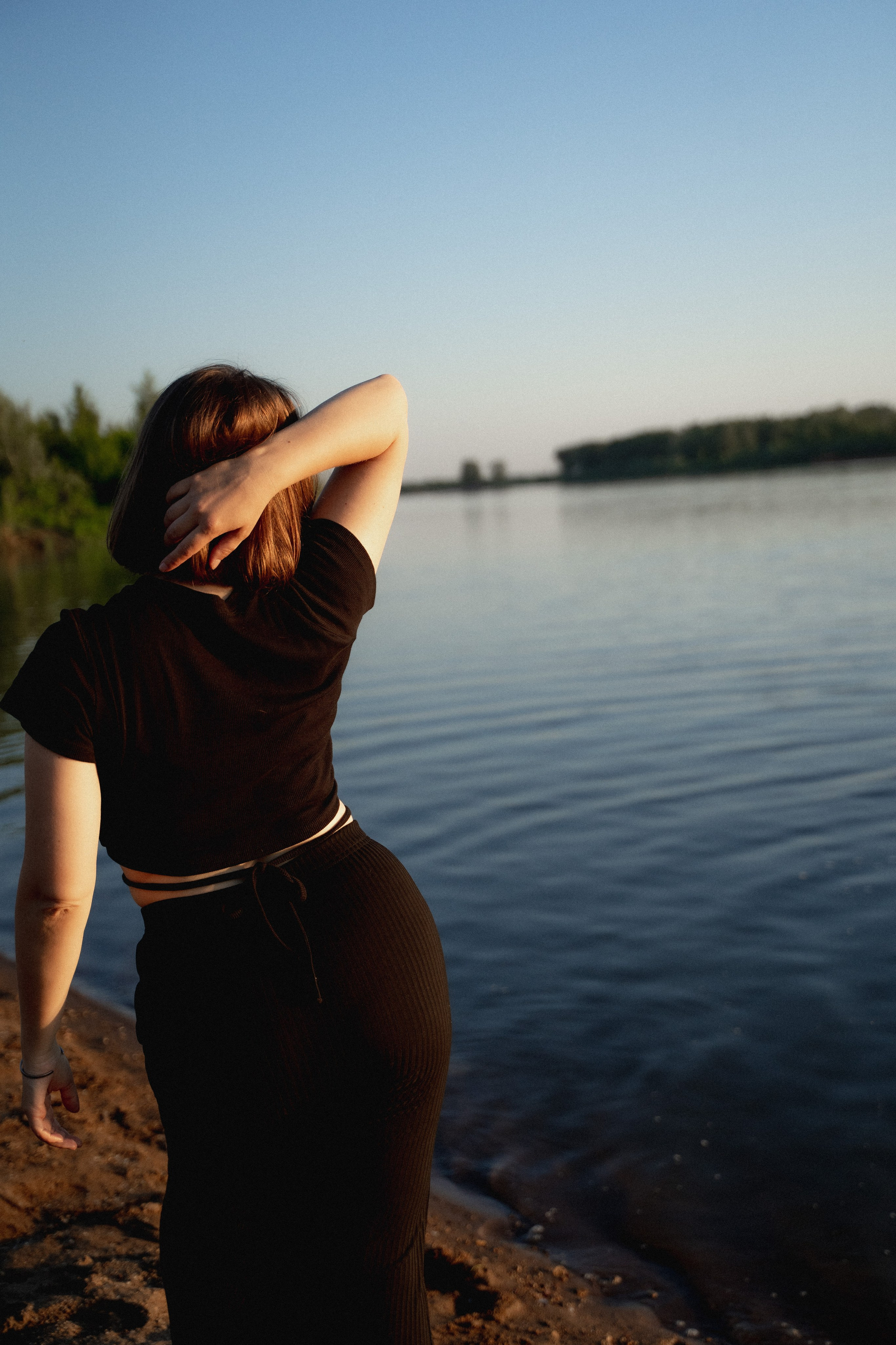 Девушки на берегу