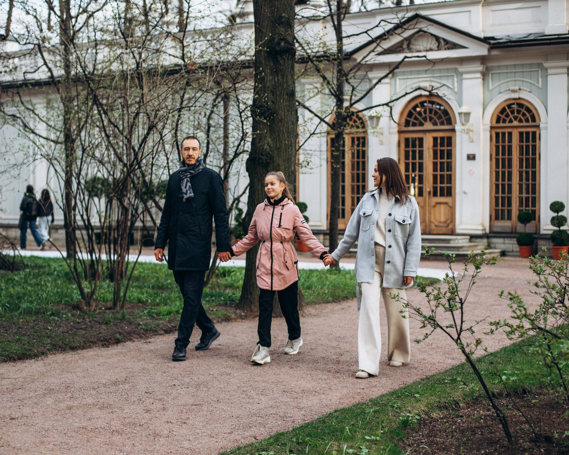 Аделина с семьей в мае. Фотопрогулка в Петербурге. Индивидуальный и семейный фотограф в Санкт-Петербурге