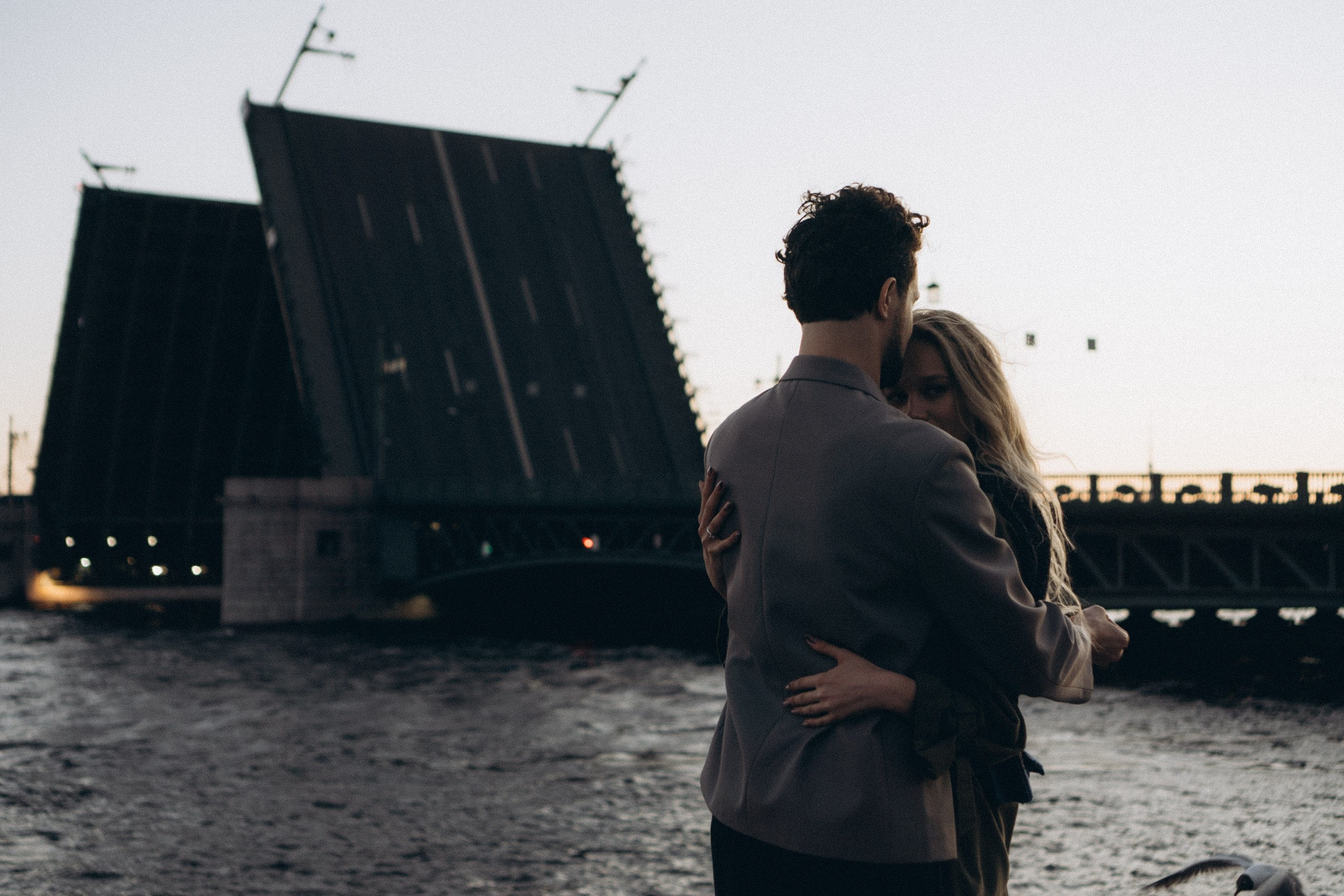 СВАДЕБНАЯ СЬЕМКА ПАРЫ НА РАССВЕТЕ В БЕЛЫЕ НОЧИ И ПРОГУЛКА С РАЗВОДНЫМИ МОСТАМИ И ПИКНИК ВОЗЛЕ ИСАКИЕВСКОГО СОБОРА. Профессиональный фотограф, Санкт-Петербург — Виктория Богомолова