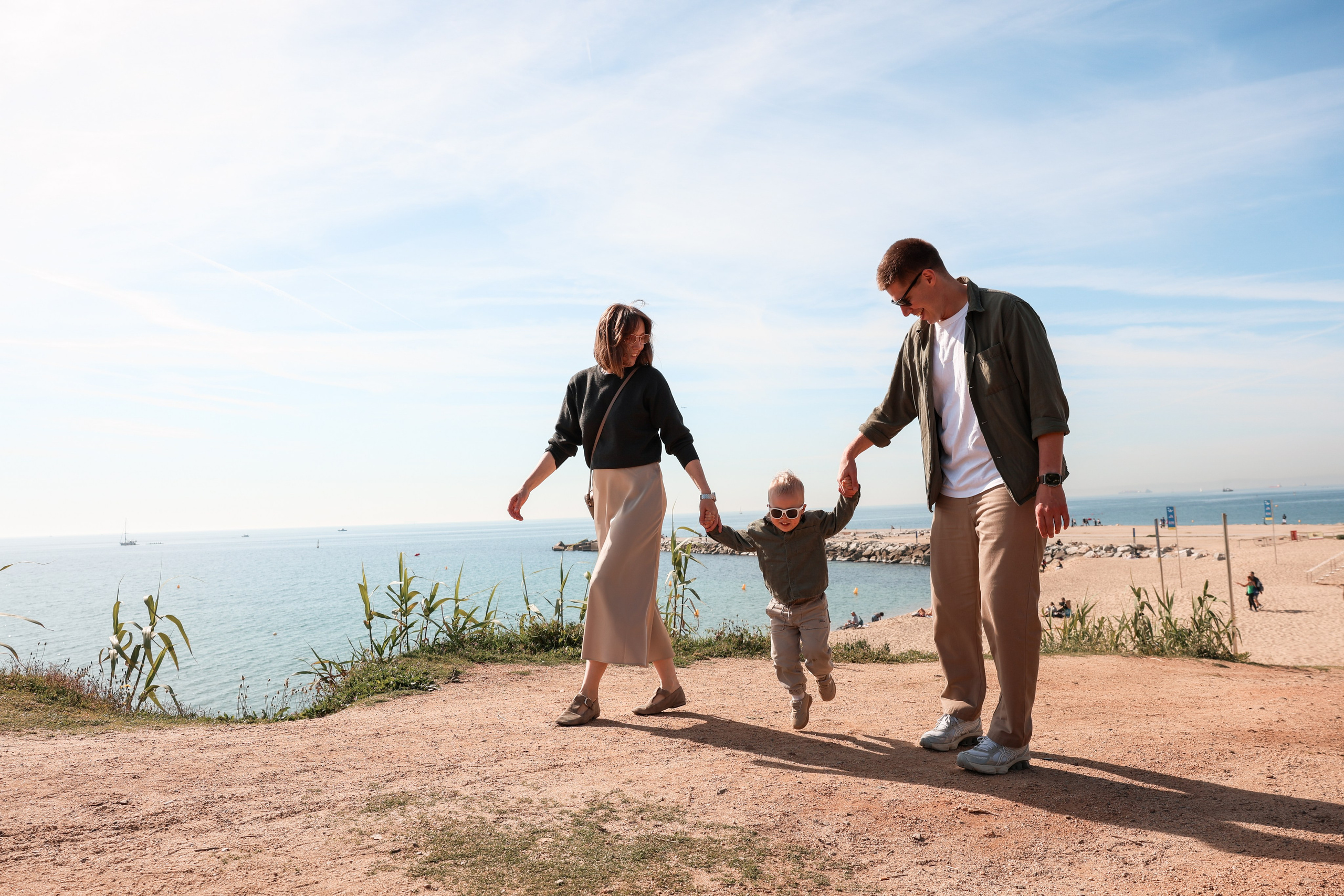 Seashore with a toddler. Natalia Zhuravleva|family, newborn, maternity photographer in Barcelona