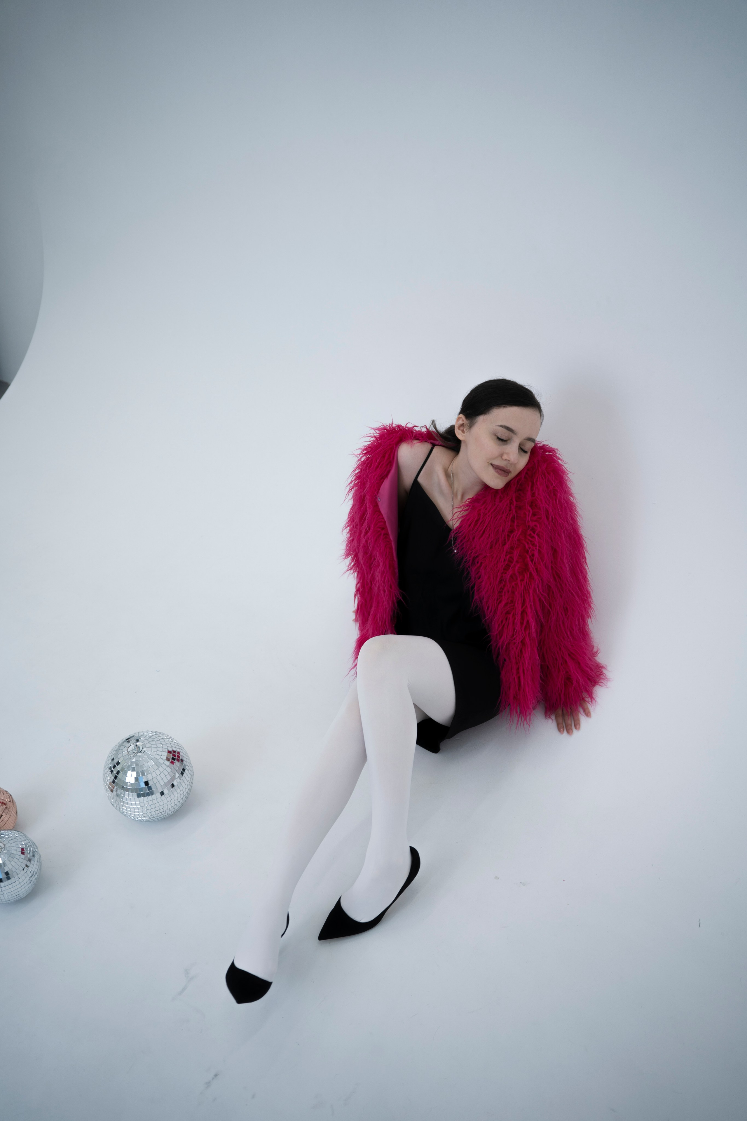 ДЕВОЧКА НА ШАРЕ. Главная