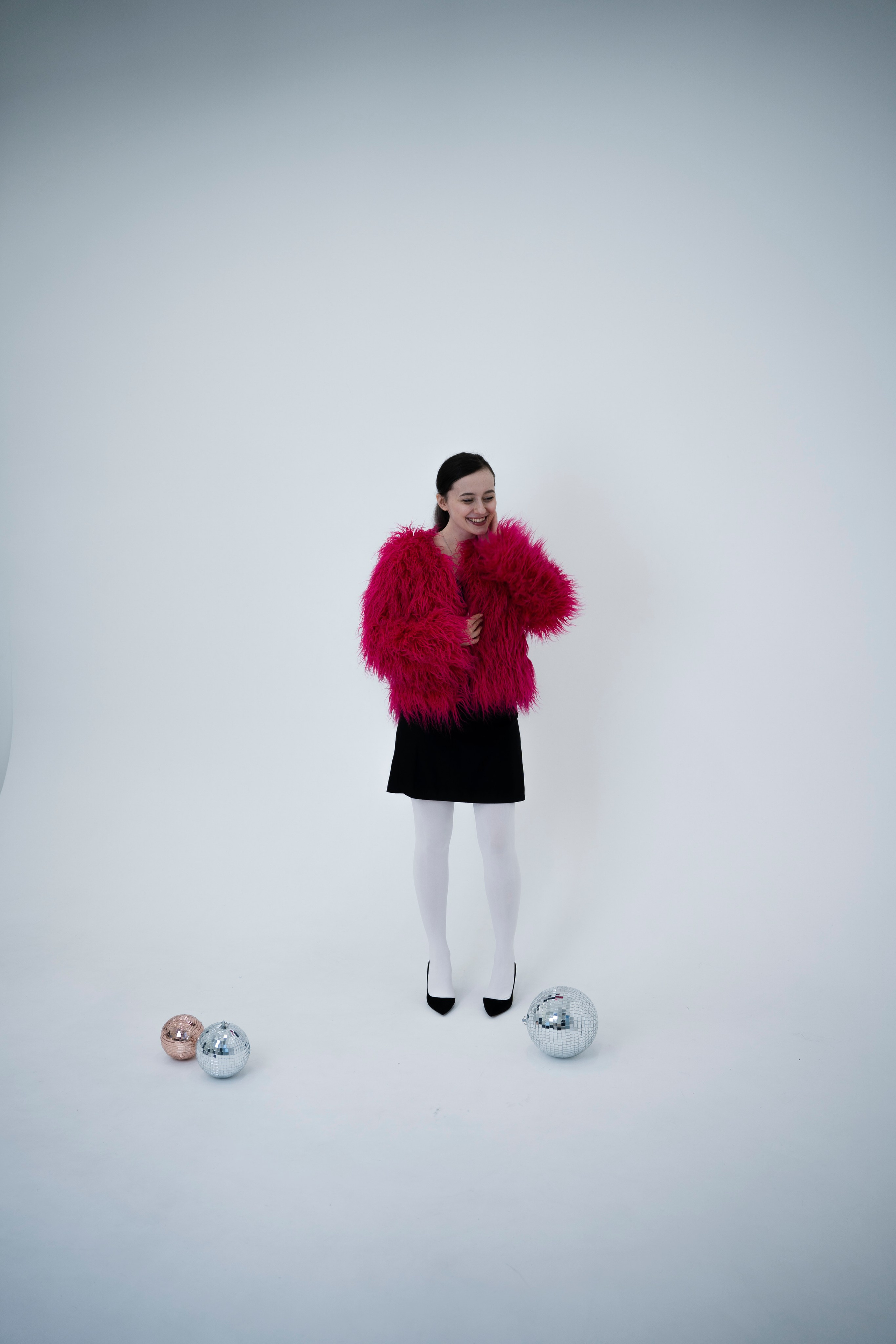 ДЕВОЧКА НА ШАРЕ. Главная