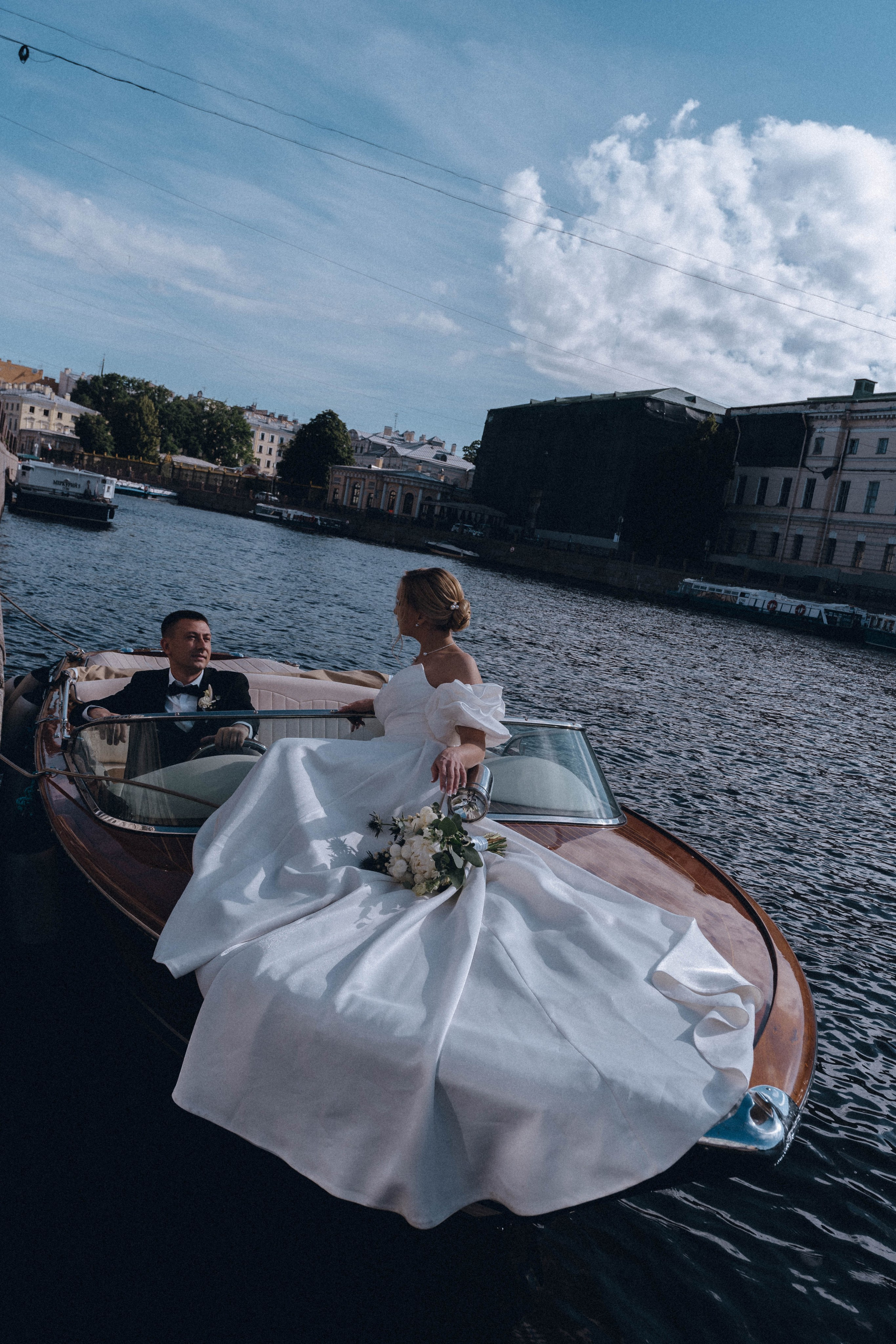 СВАДЕНБНАЯ СЬЕМКА НА КАТЕРЕ ПО КАНАЛАМ САНКТ-ПЕТЕРБУРГА И В АКВАТОРИИ НЕВЫ. Профессиональный фотограф, Санкт-Петербург — Виктория Богомолова