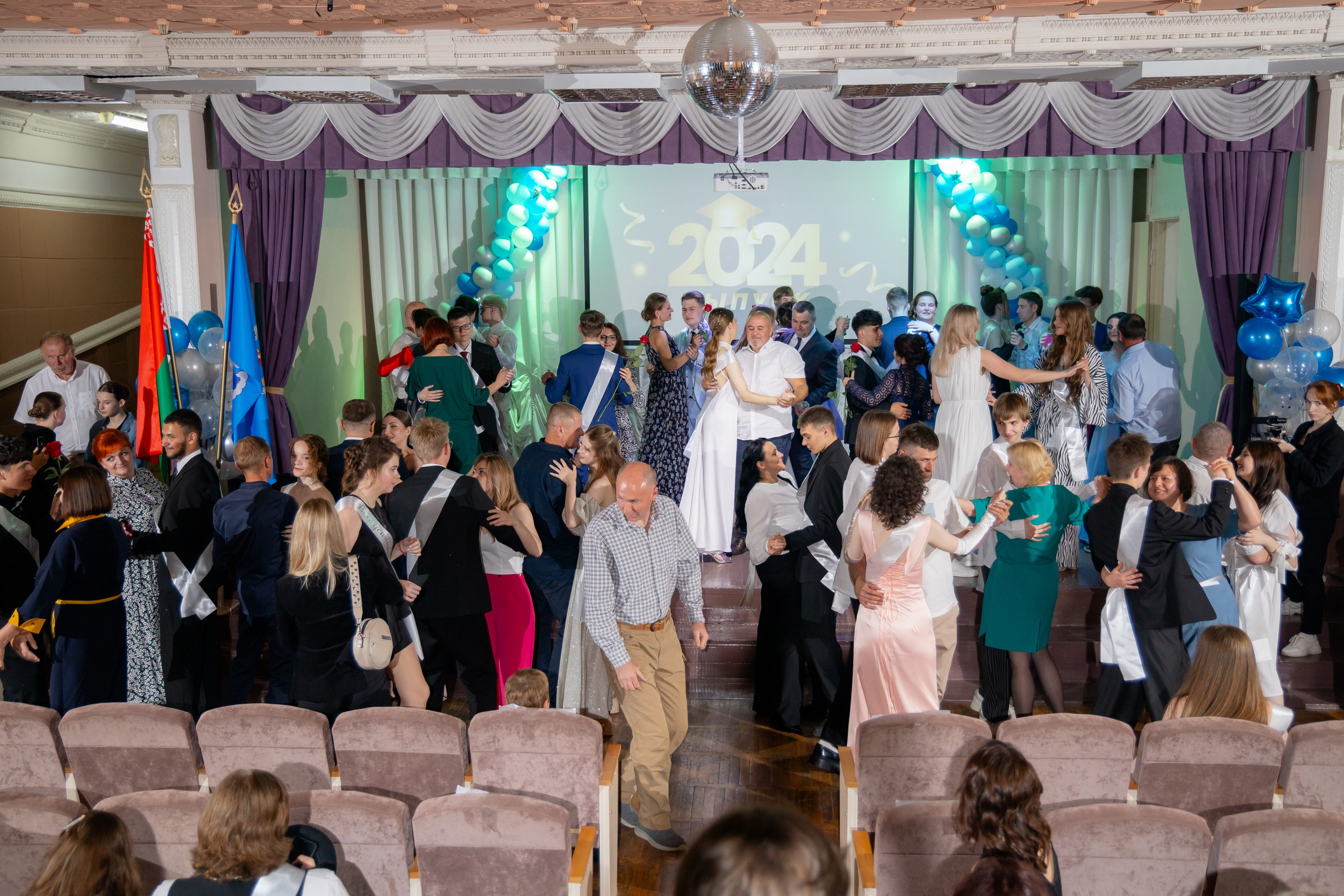 Школьный выпускной 2024 год в Соколе (Минск). Свадебный фотограф в Минске/Беларуси Сергей Спиридонов