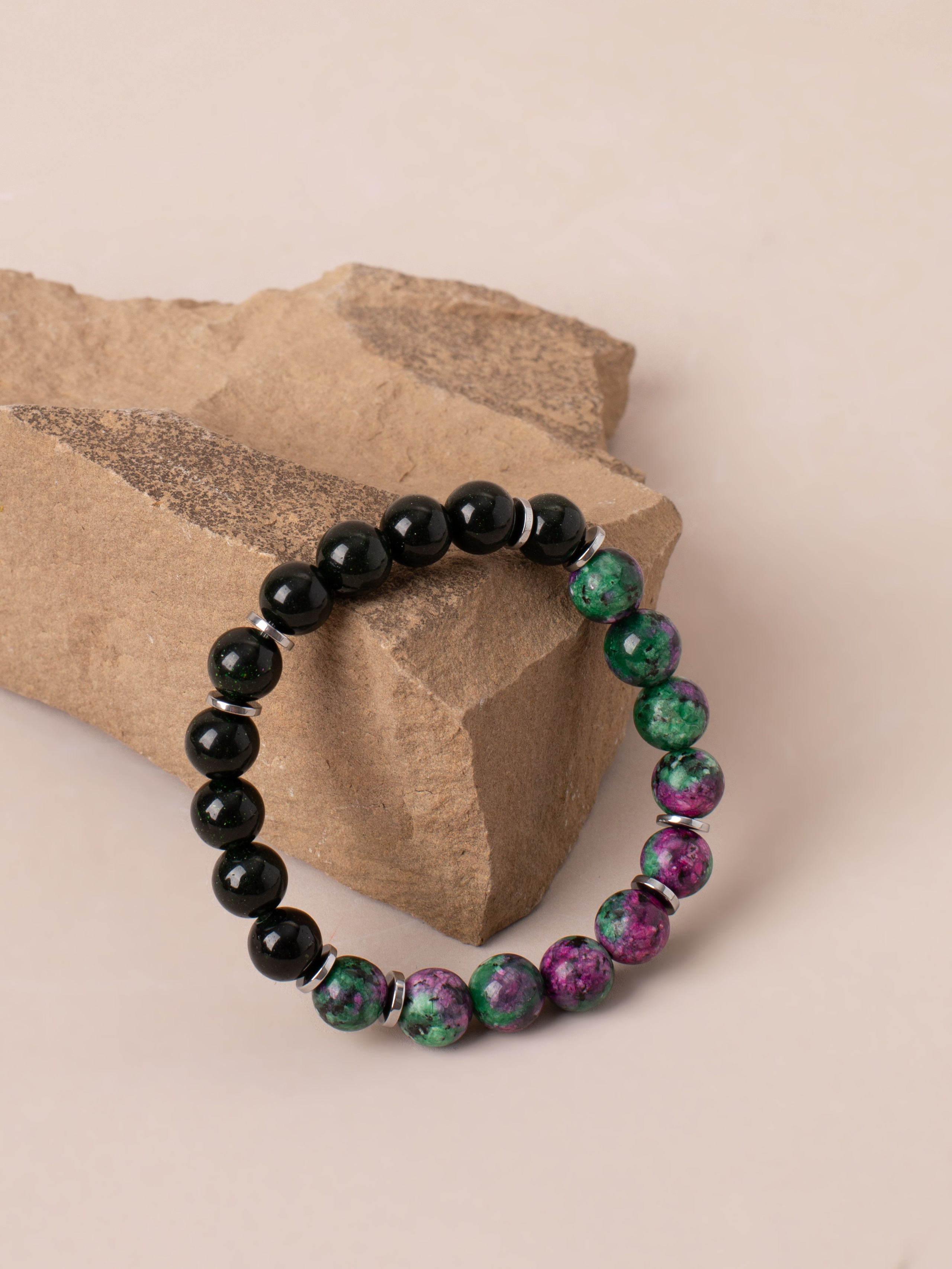 Браслеты ручной работы. Фотостудия предметной и модельной съёмки для маркетплейсов