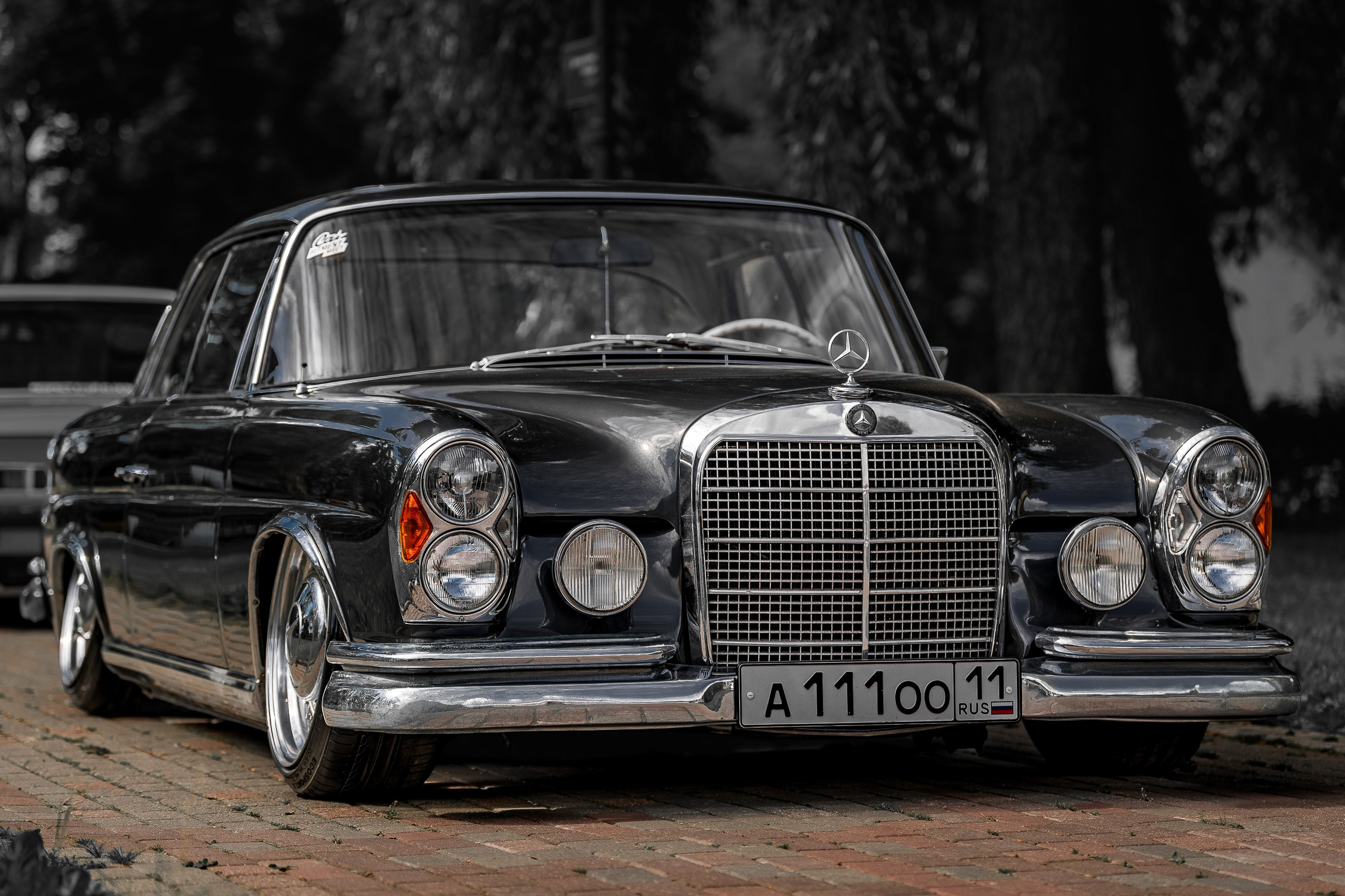 Mercedes-Benz W108 темно-серого цвета, передний ракурс