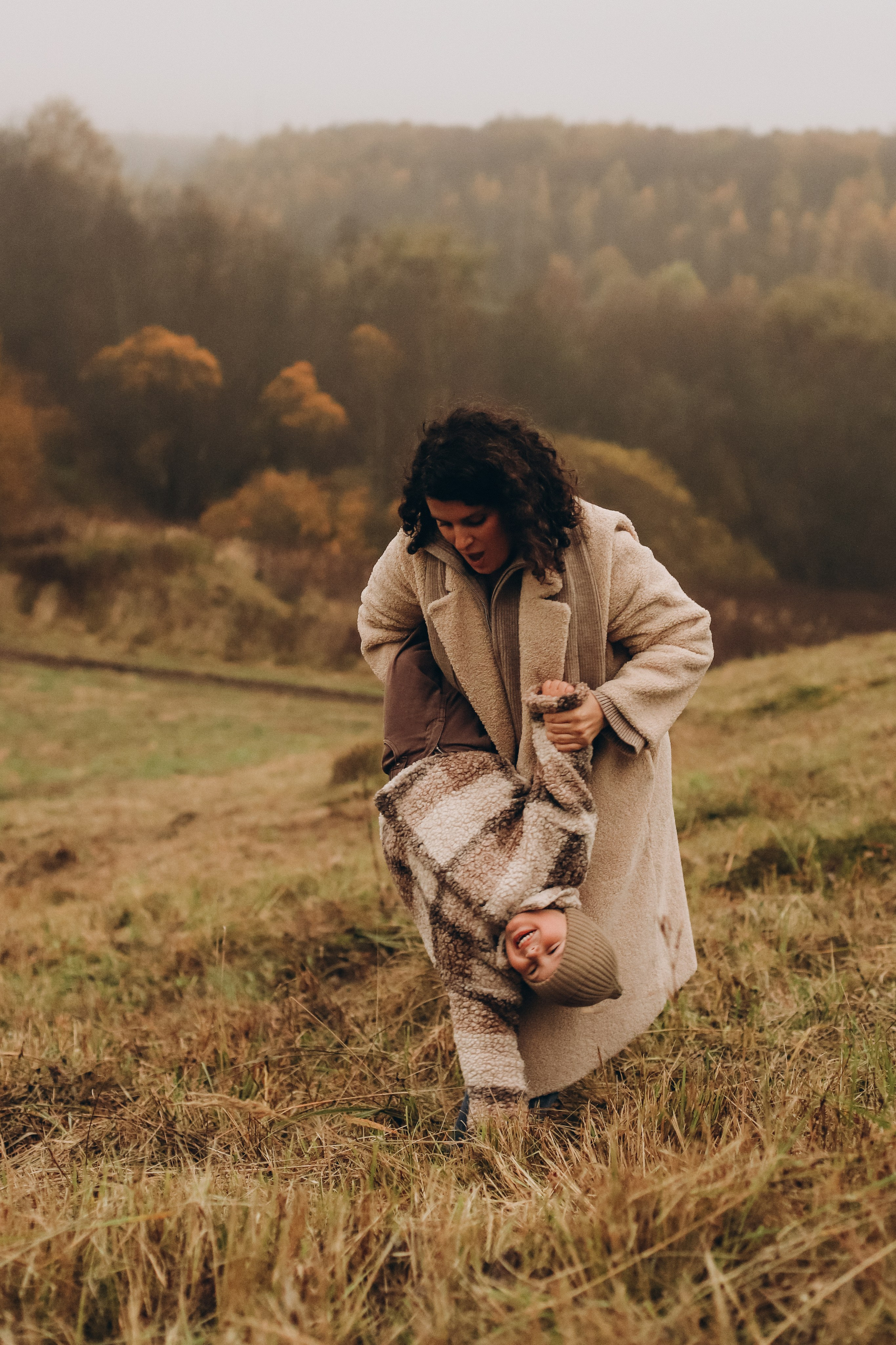 Осенняя прогулка по холмам: Саша, Алёна и Прохор. Свадебный, семейный и детский фотограф в Люберцах Зайцева Анастасия