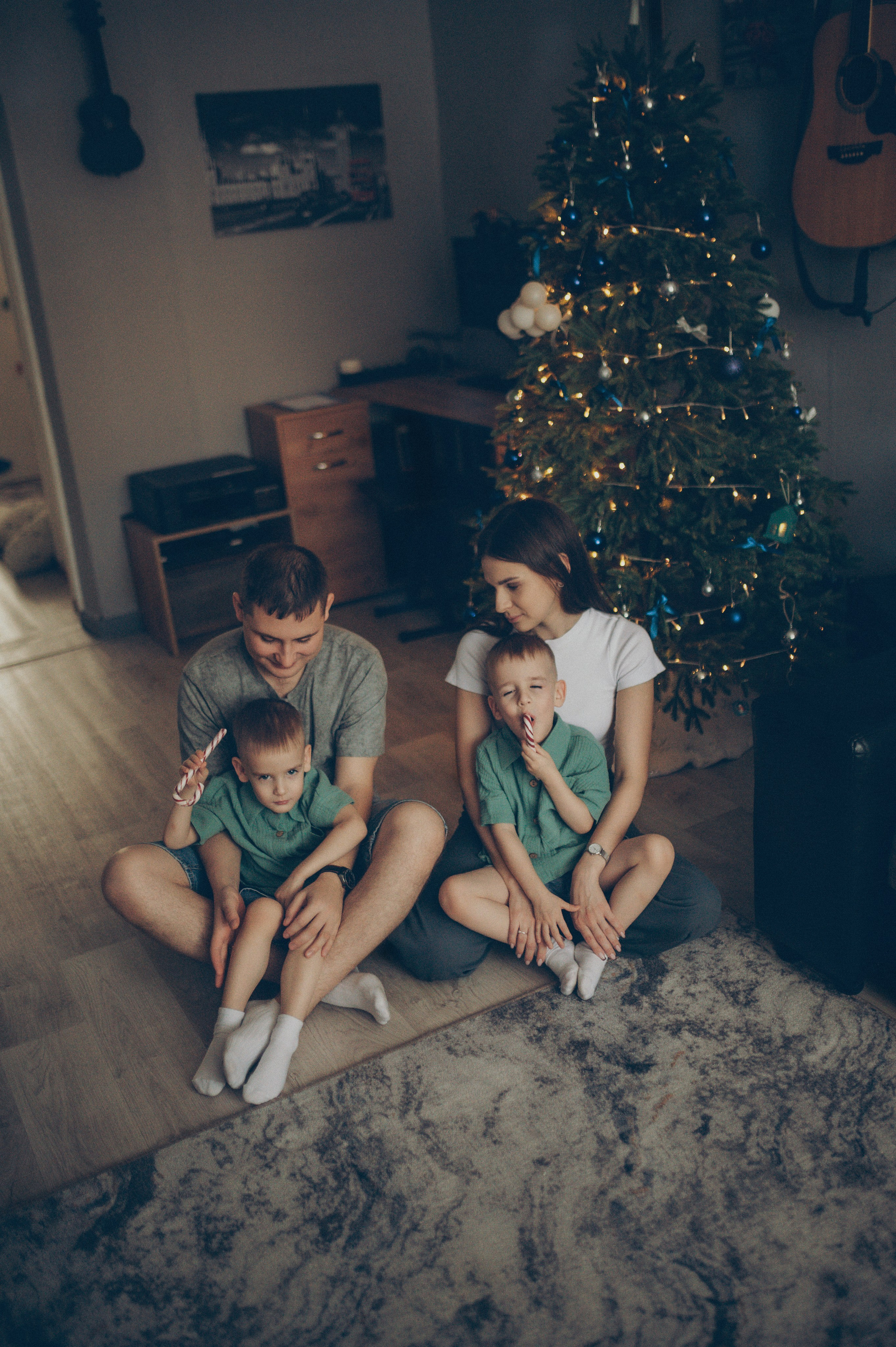 Миша и Тимофей (новогодняя домашняя). Фотограф, г. Лесной Свердловской области