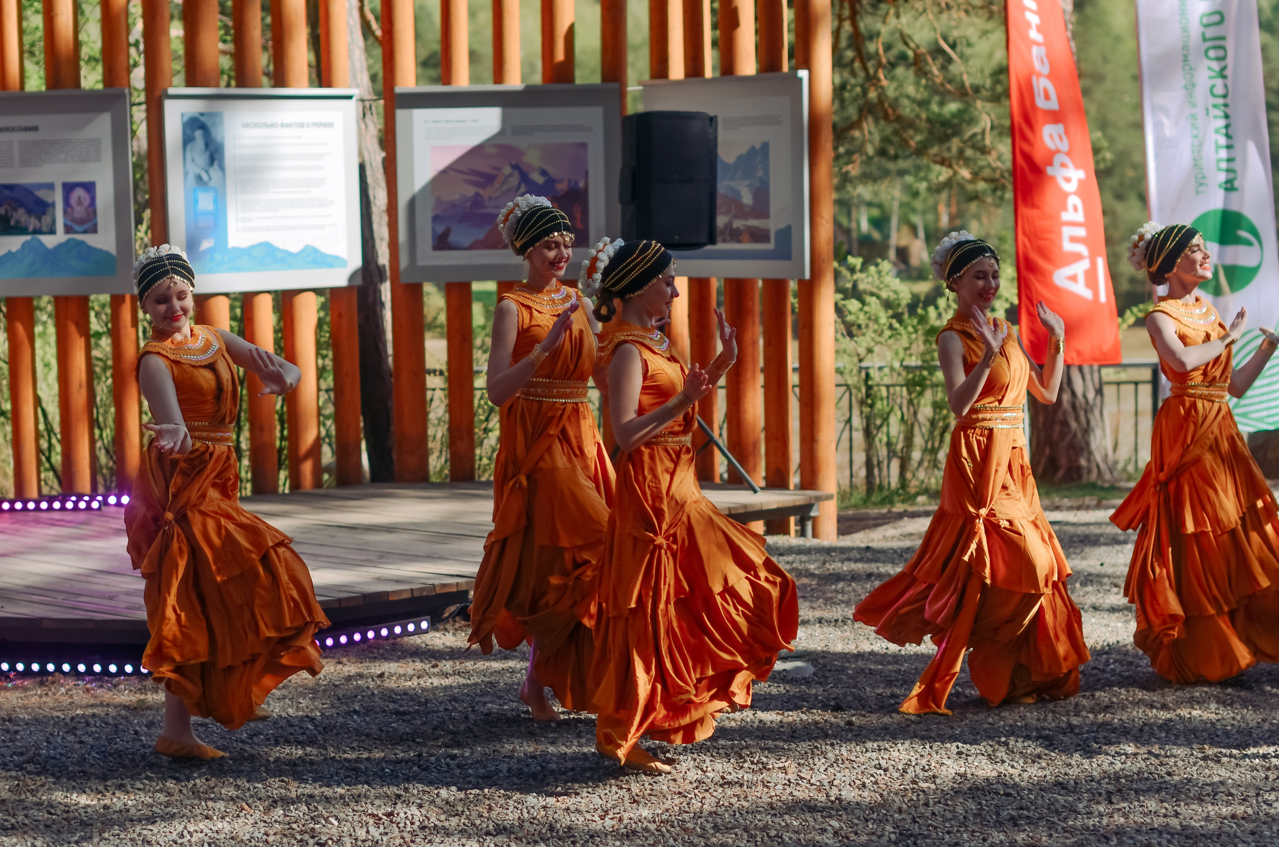 Фестиваль «Цветение Маральника на Алтае 2025». Фоторепортаж. Денисова Аля — фотограф для парных съемок и индивидуальных историй в Барнауле