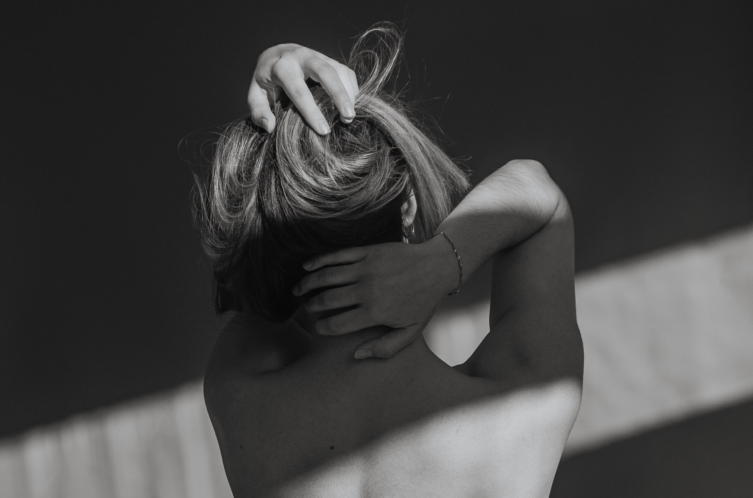 Женская фотосессия в стиле минимализм. Денисова Аля — фотограф для парных съемок и индивидуальных историй в Барнауле