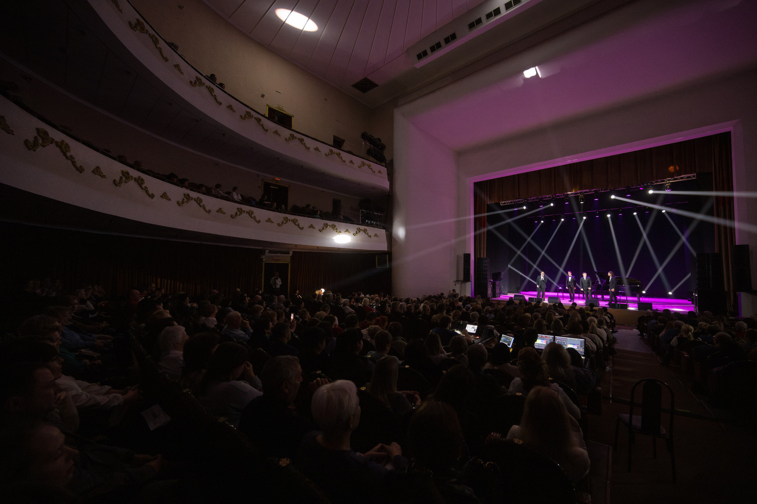 Репортажный фотограф Скилков Дмитрий — масштаб концерта в Ростове