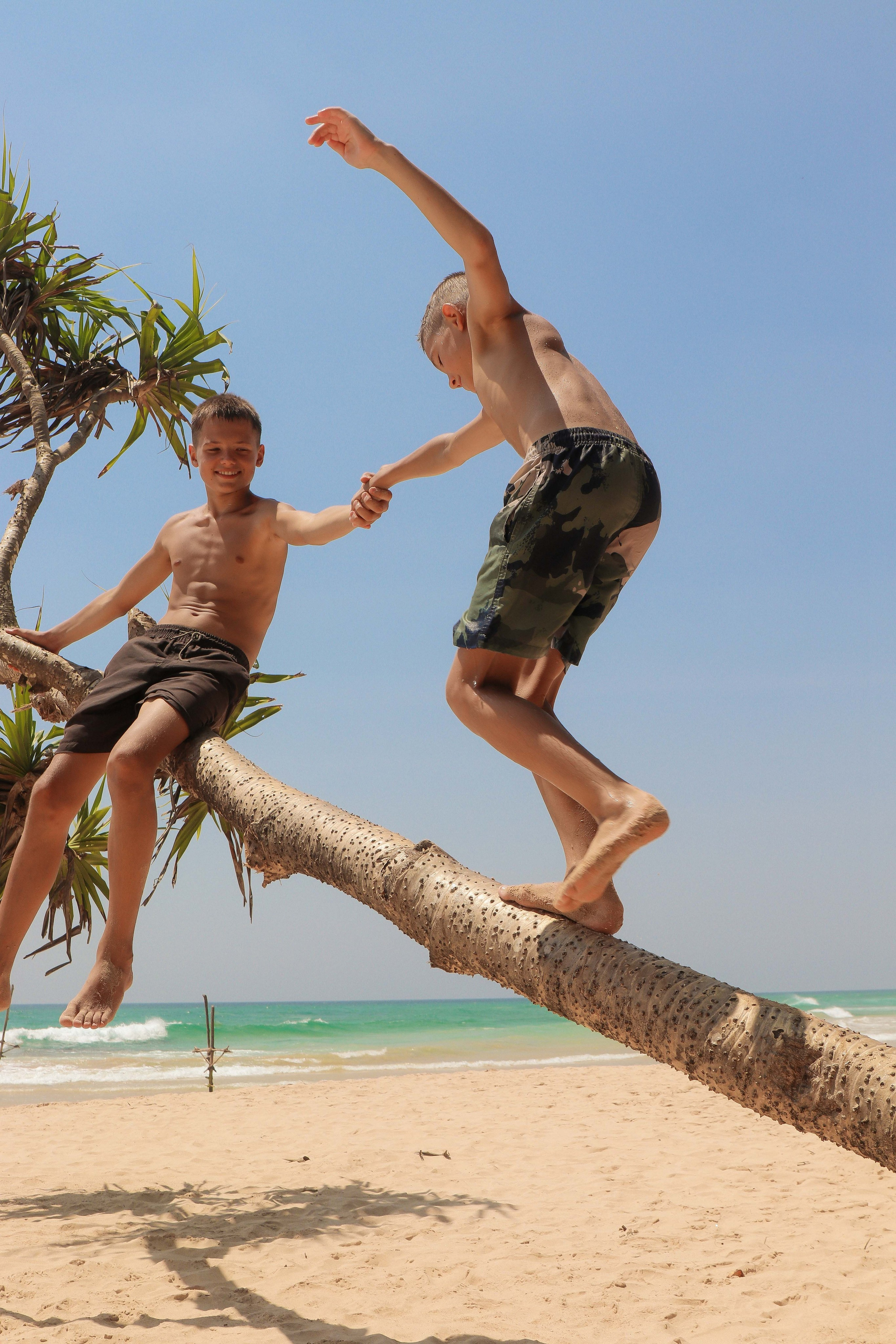 «Мальчишки исследуют волны: детская непоседливость и океанский простор»