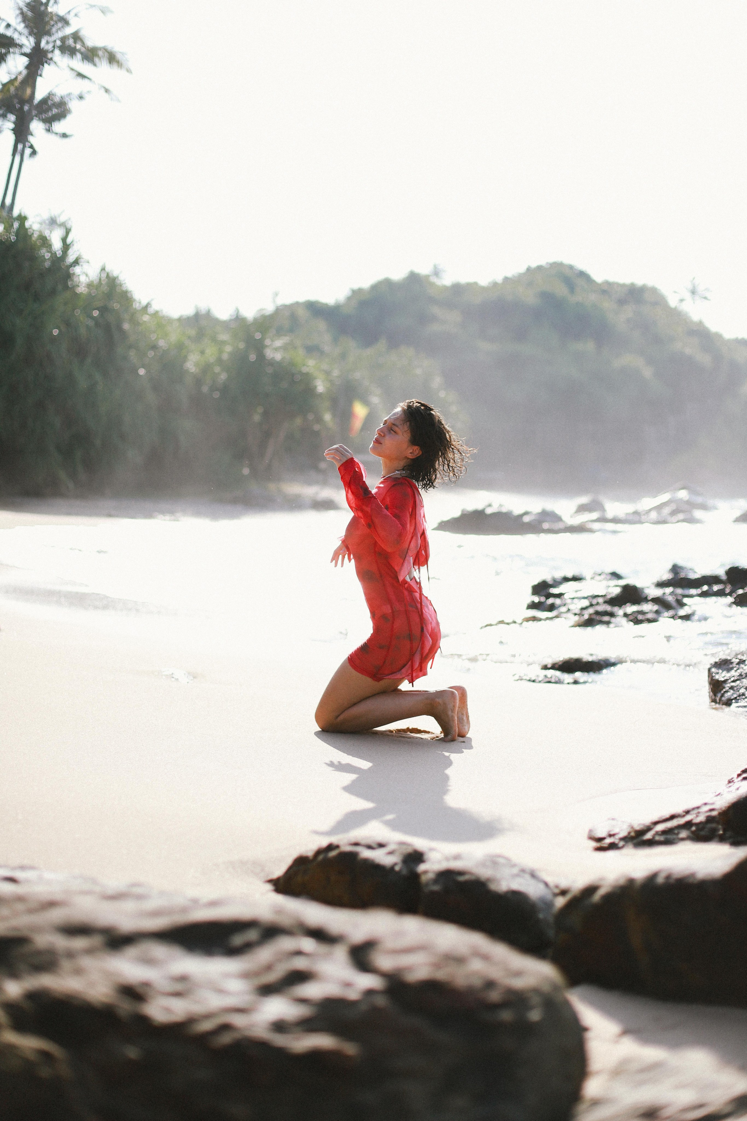 "Игривые фотосессия на Коконат Бич - девушка среди кокосовых пальм и белого песка"