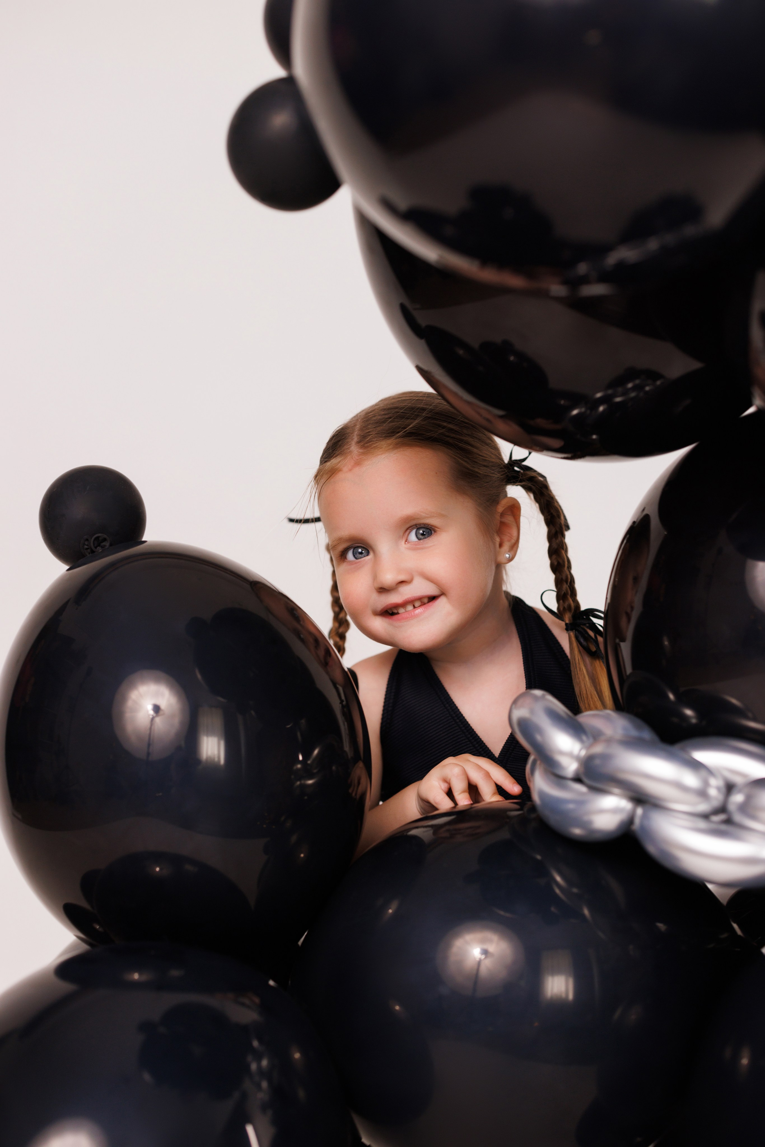 Стильная детская фотосессия с собачками из шариков, для девочек и мальчиков. Семейный и детский фотограф в Краснодаре Анна Трашкова