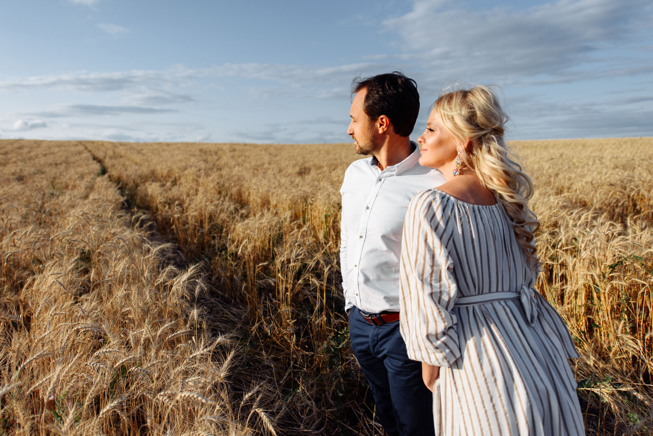 Фотосессия беременности в поле