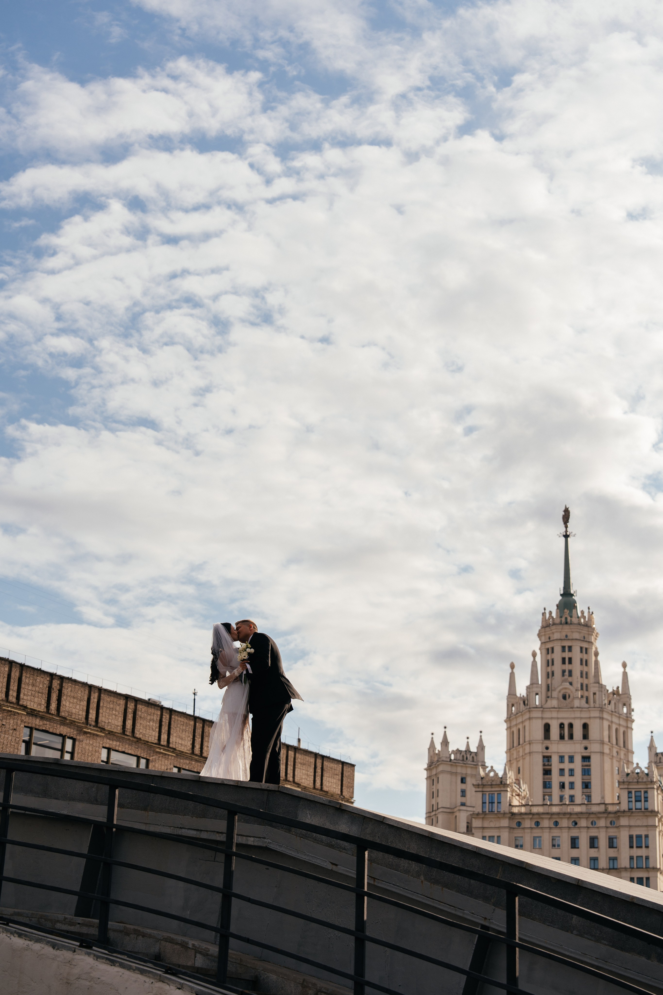 Свадебная фотосессия в Москве у высотки на Котельнической набережной. Свадебный фотограф в Москве Анна Полушина