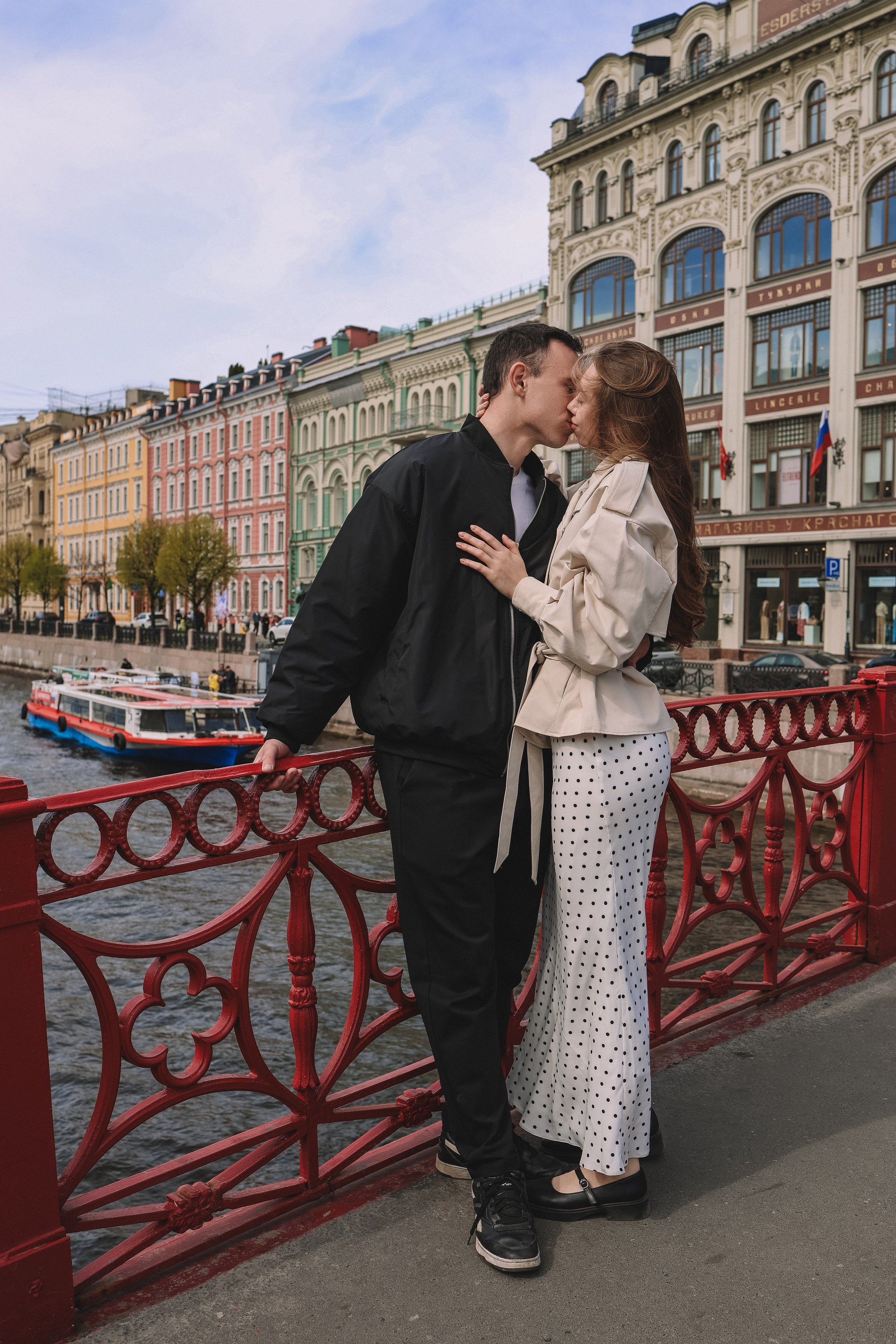 Прогулочная фотосессия лавстори на набережной канала в СПб