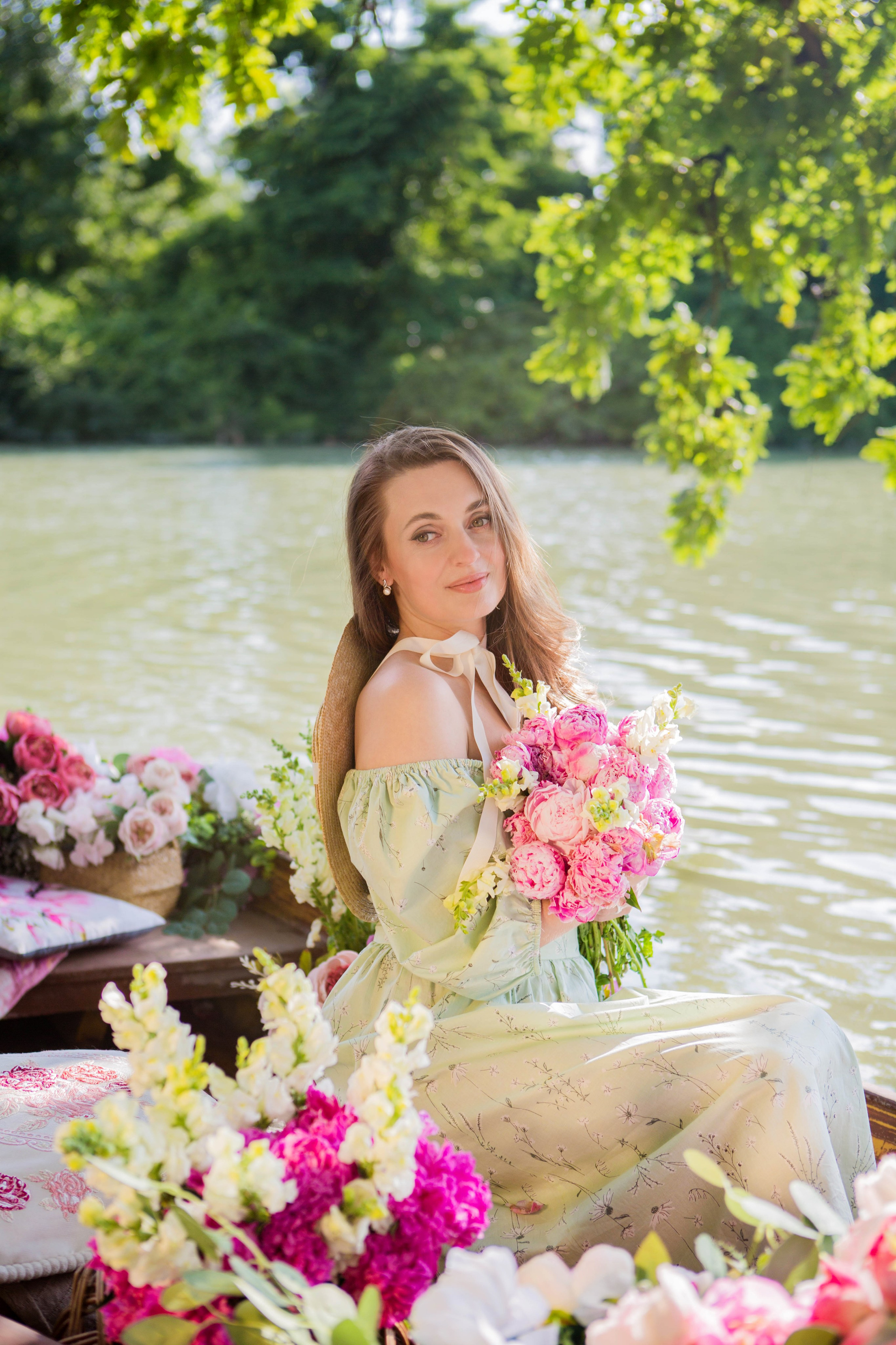 Лодка с пионами. Свадебный семейный и детский фотограф в Краснодаре Карина Федоровская